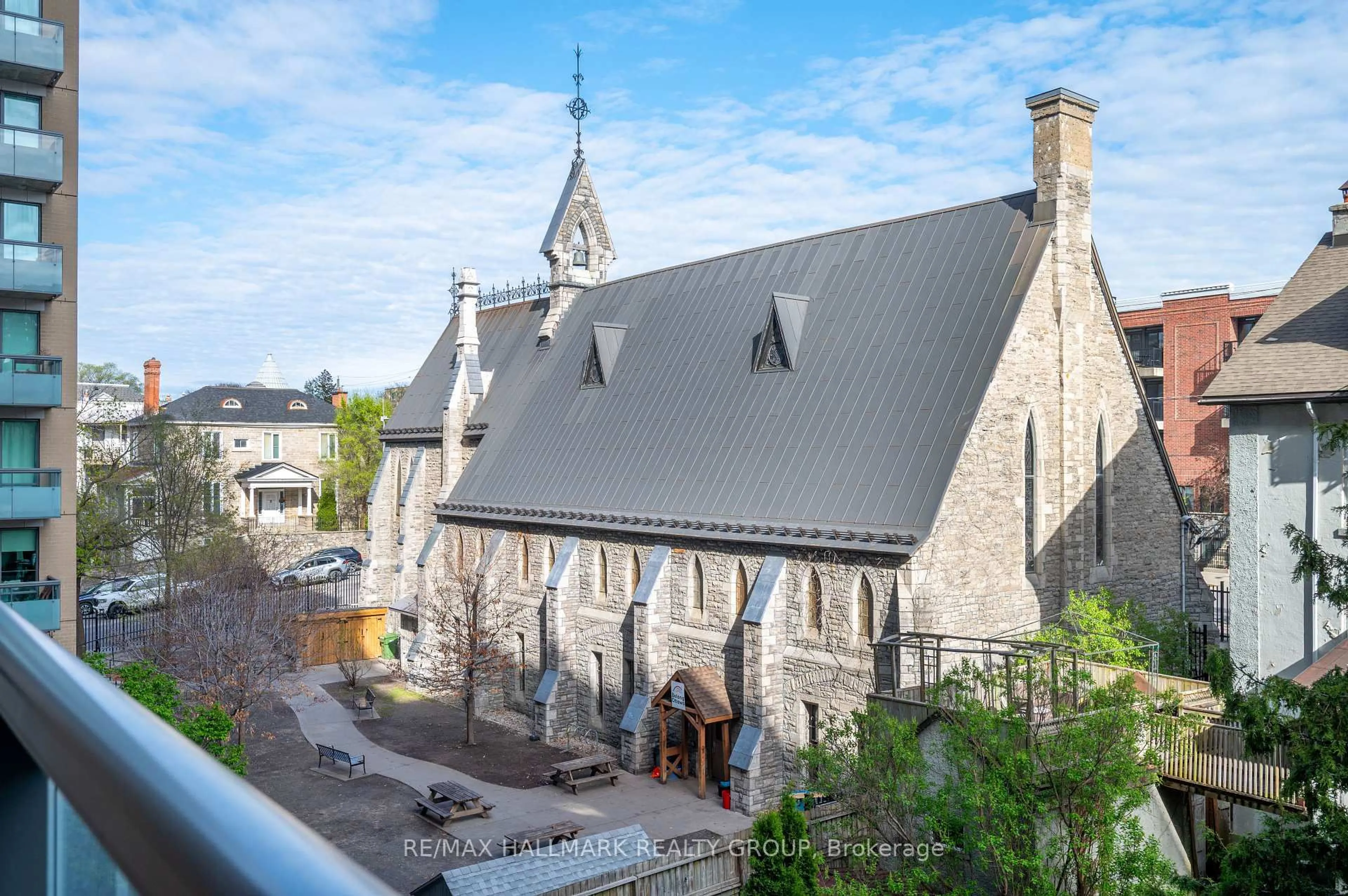 A pic from outside/outdoor area/front of a property/back of a property/a pic from drone, unknown for 238 Besserer St #405, Ottawa Ontario K1N 6B1
