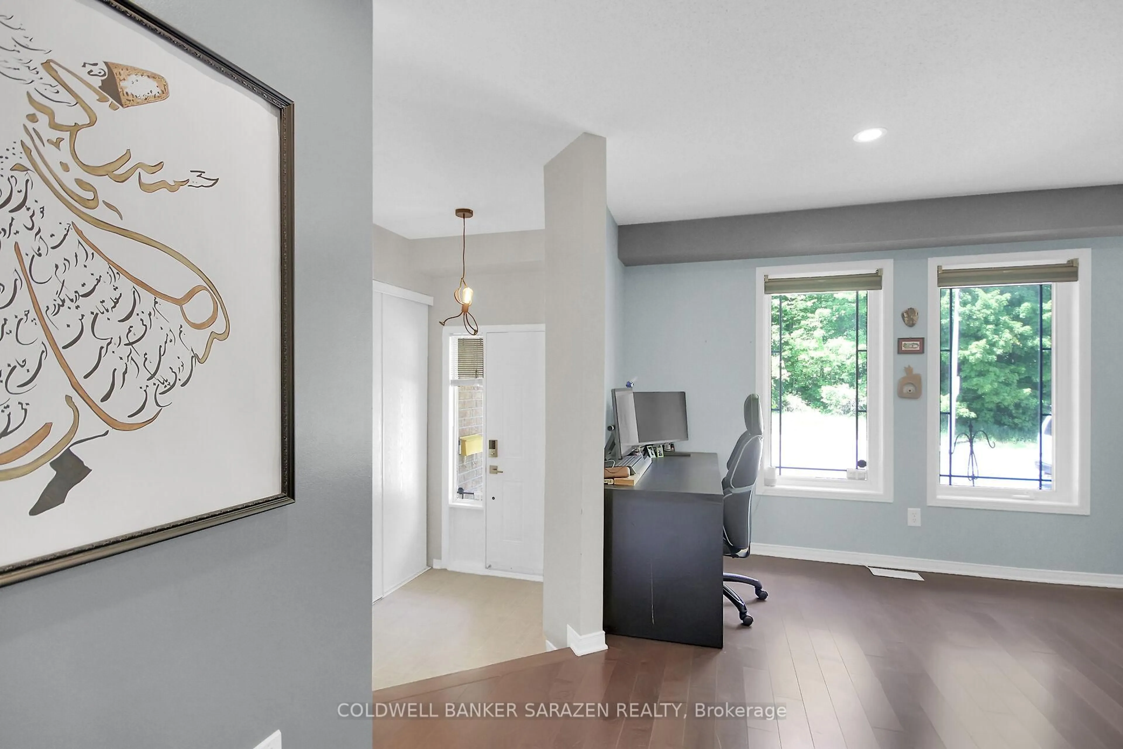 Indoor entryway for 375 Cresthaven Dr, Ottawa Ontario K2G 6Z6