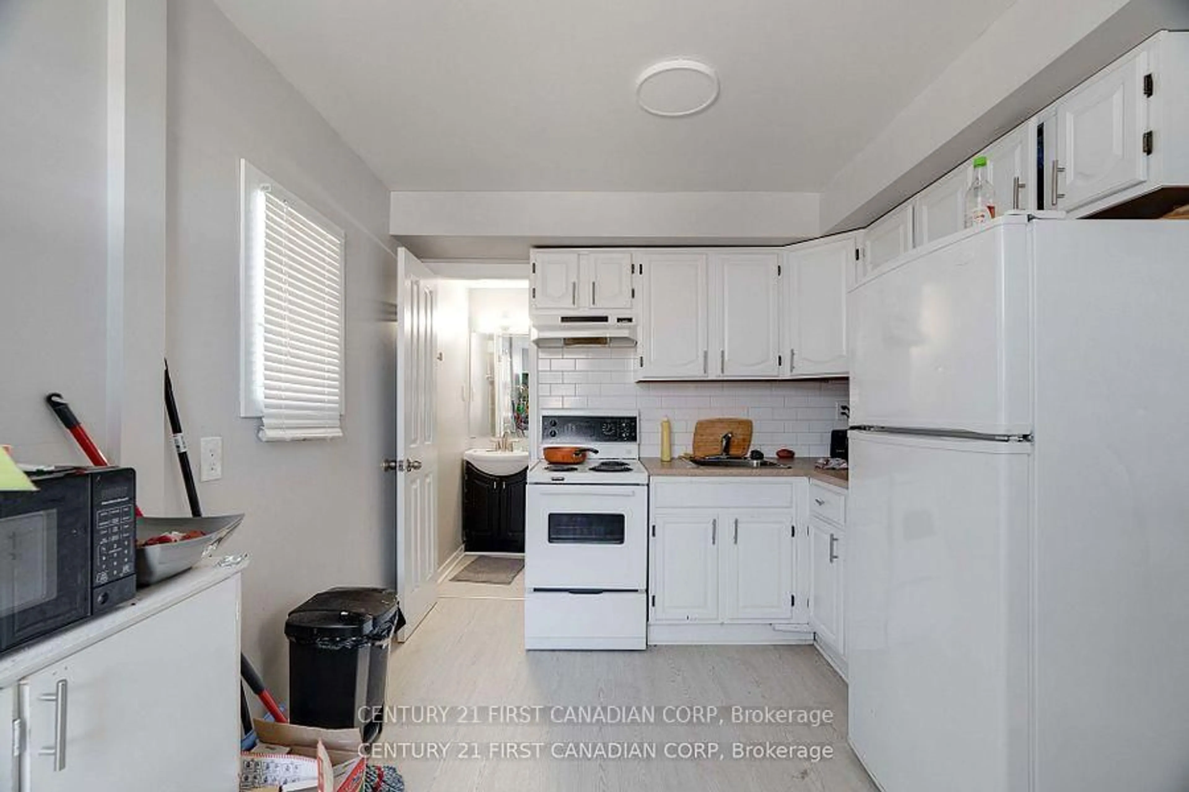 Standard kitchen, unknown for 140 Rectory St, London East Ontario N5Z 2A3