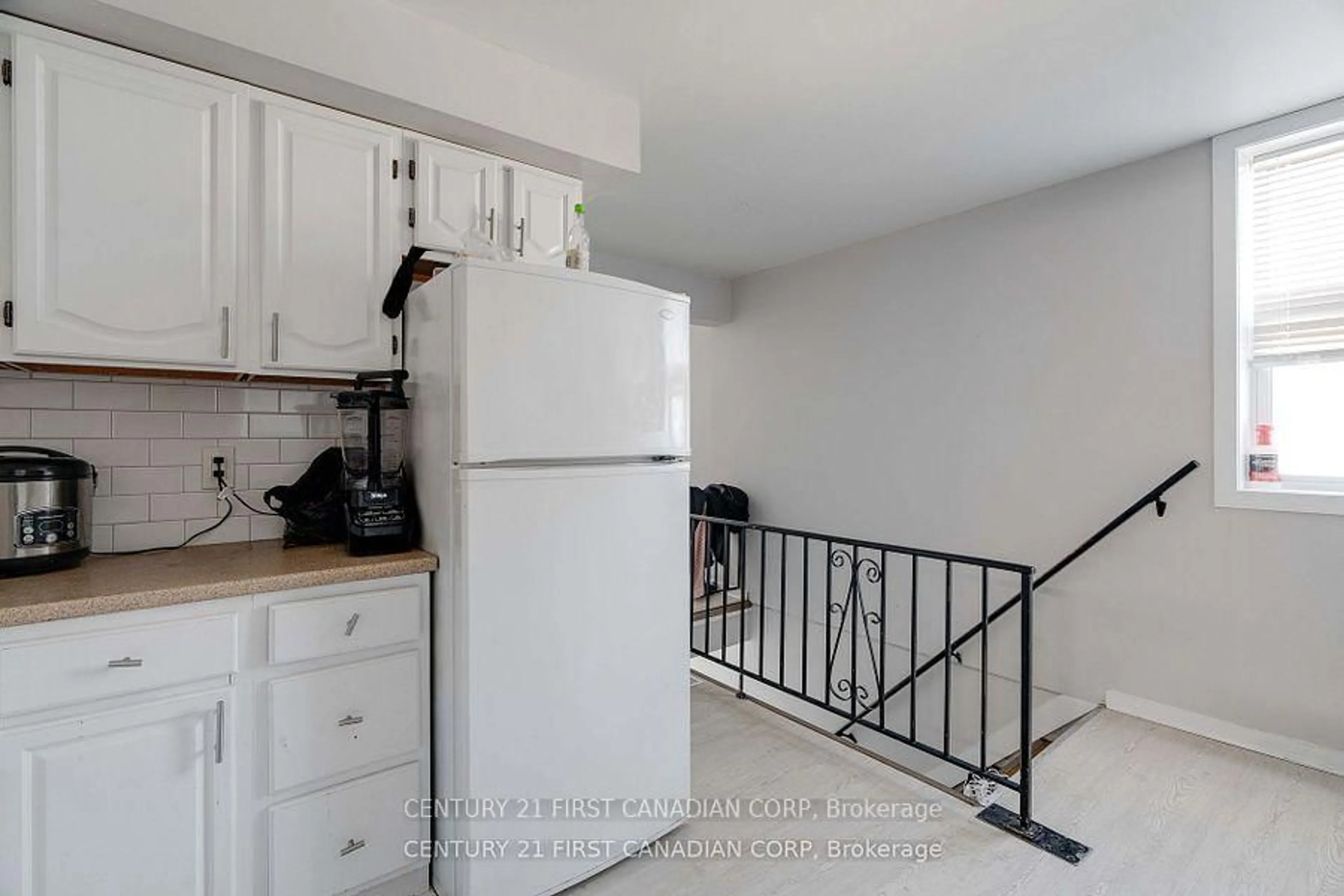 Standard kitchen, ceramic/tile floor for 140 Rectory St, London East Ontario N5Z 2A3
