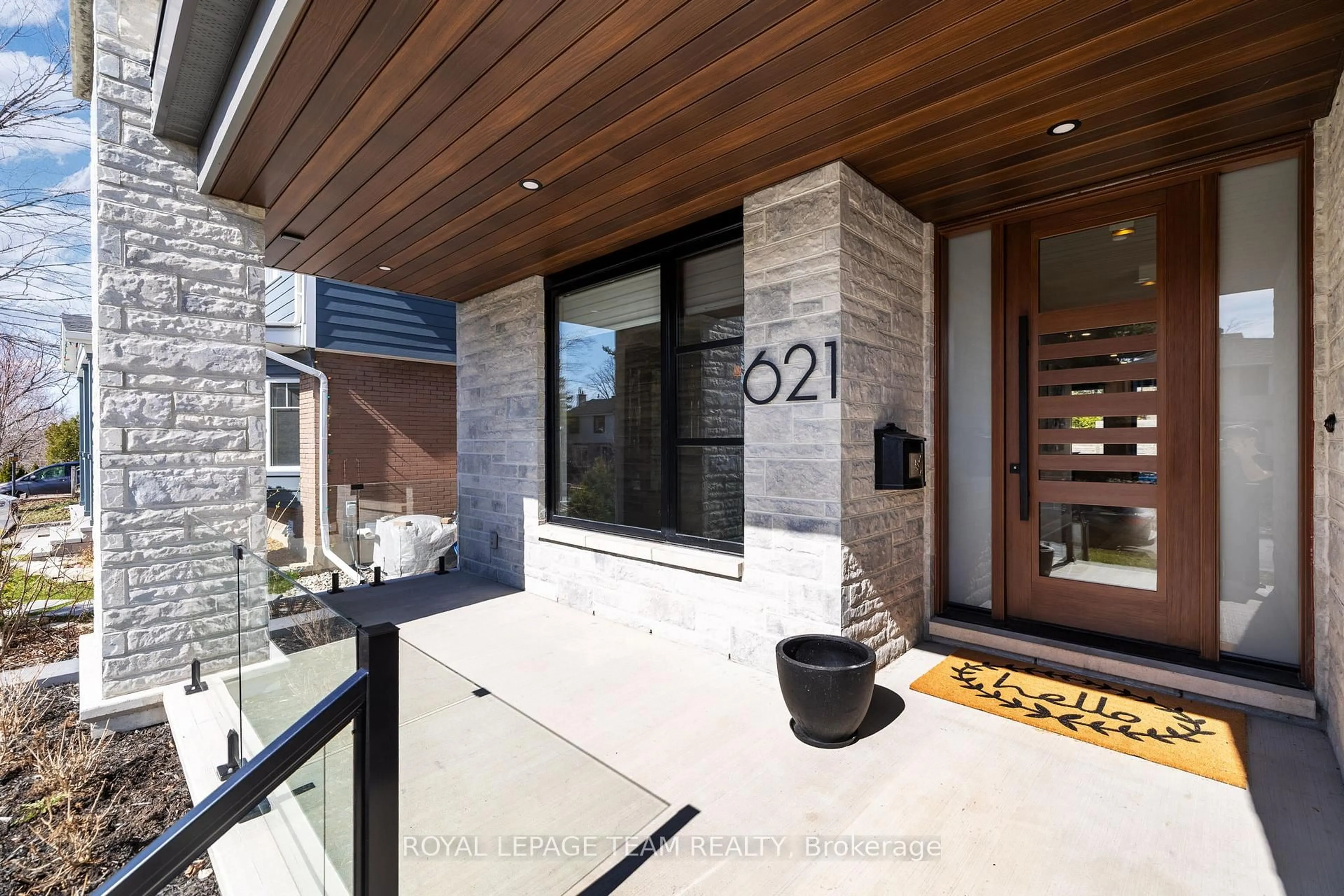 Indoor entryway for 621 Gainsborough Ave, Ottawa Ontario K2A 2Y7