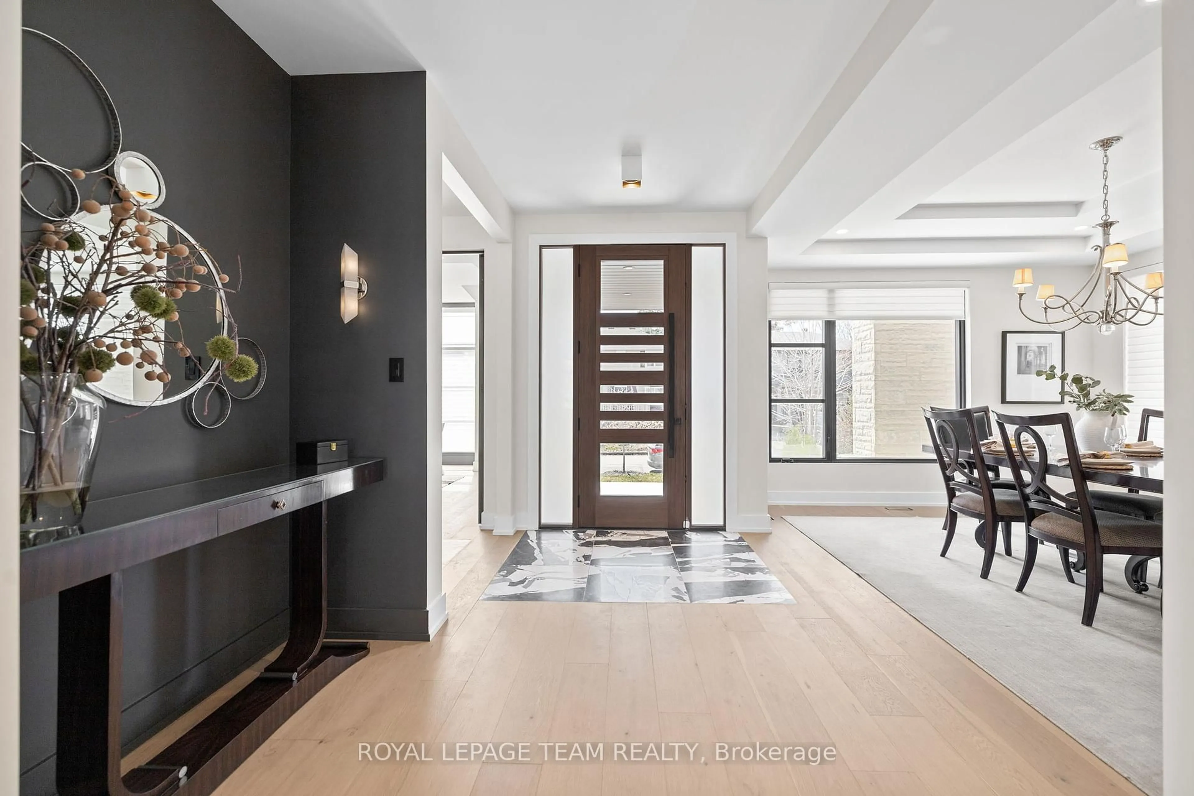 Indoor entryway for 621 Gainsborough Ave, Ottawa Ontario K2A 2Y7