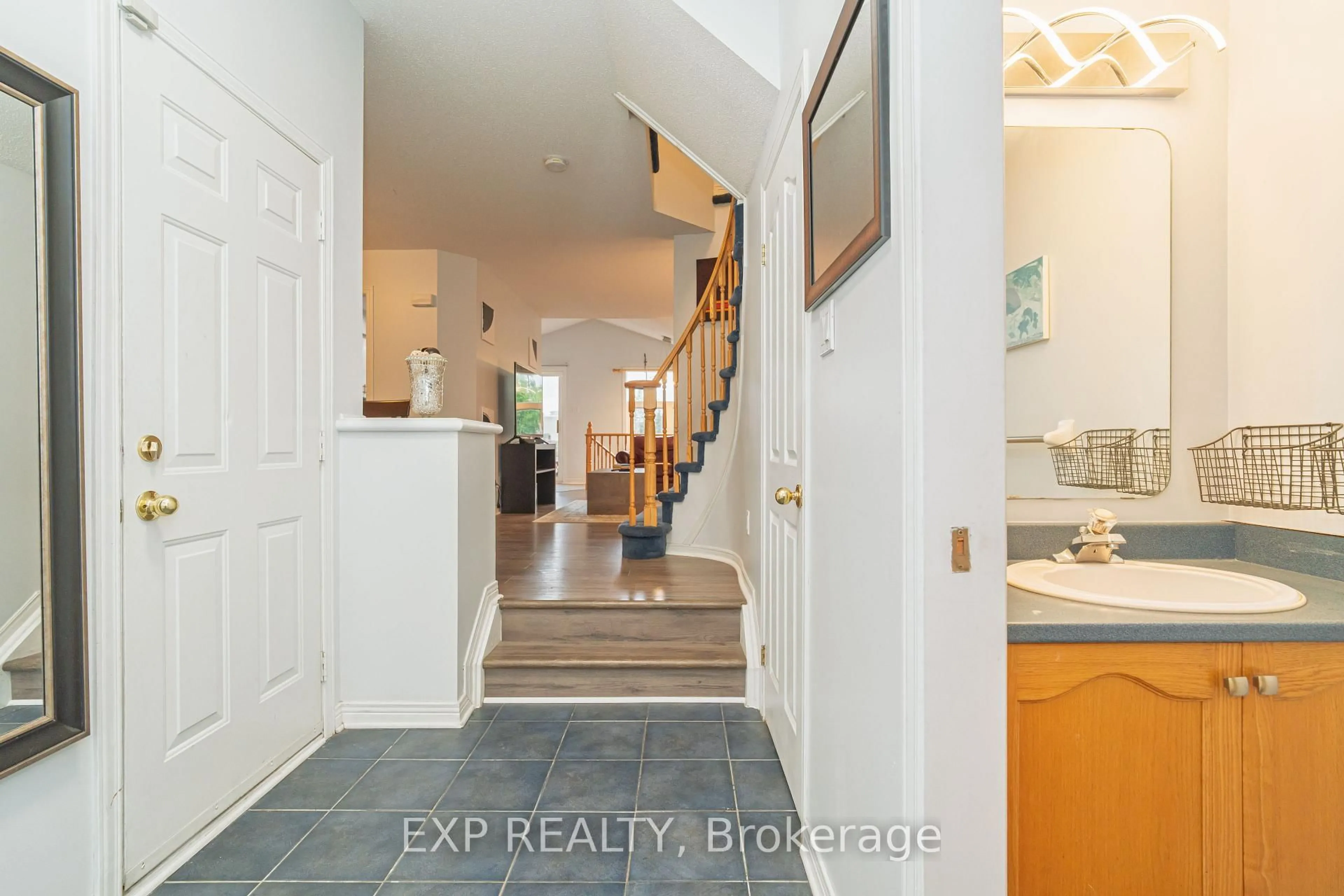 Indoor entryway for 939 MARKWICK Cres, Ottawa Ontario K4A 4J1