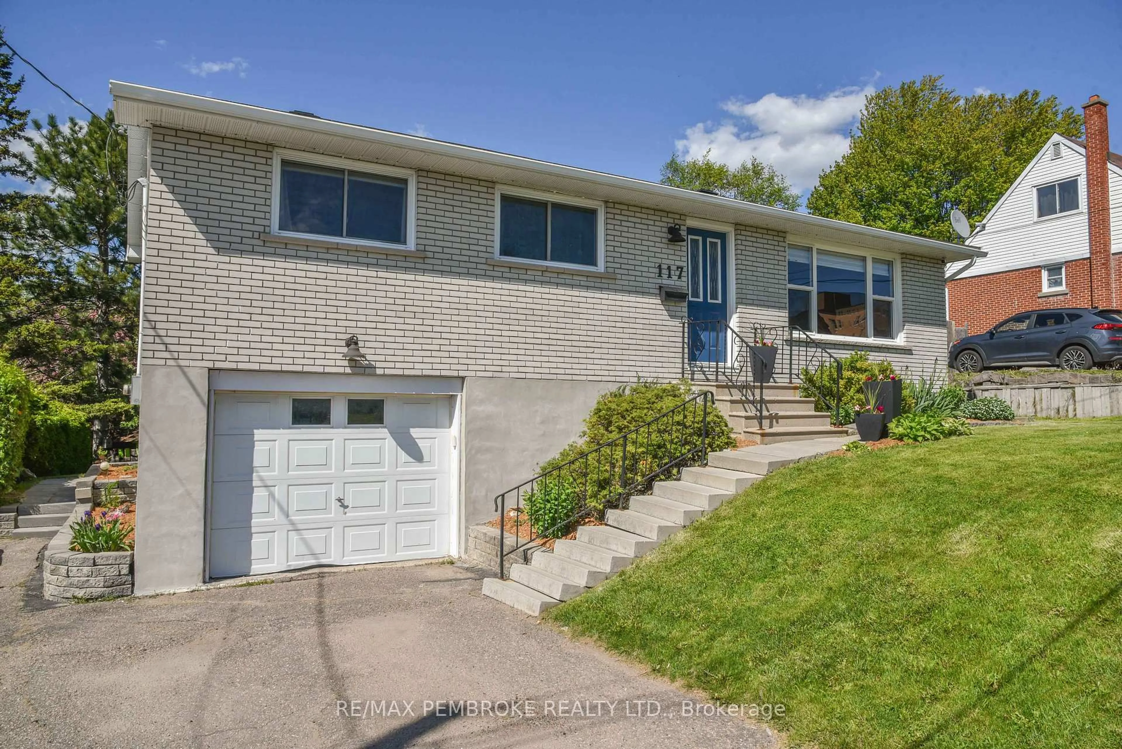 Home with vinyl exterior material, street for 117 Bell St, Pembroke Ontario K8A 2J7