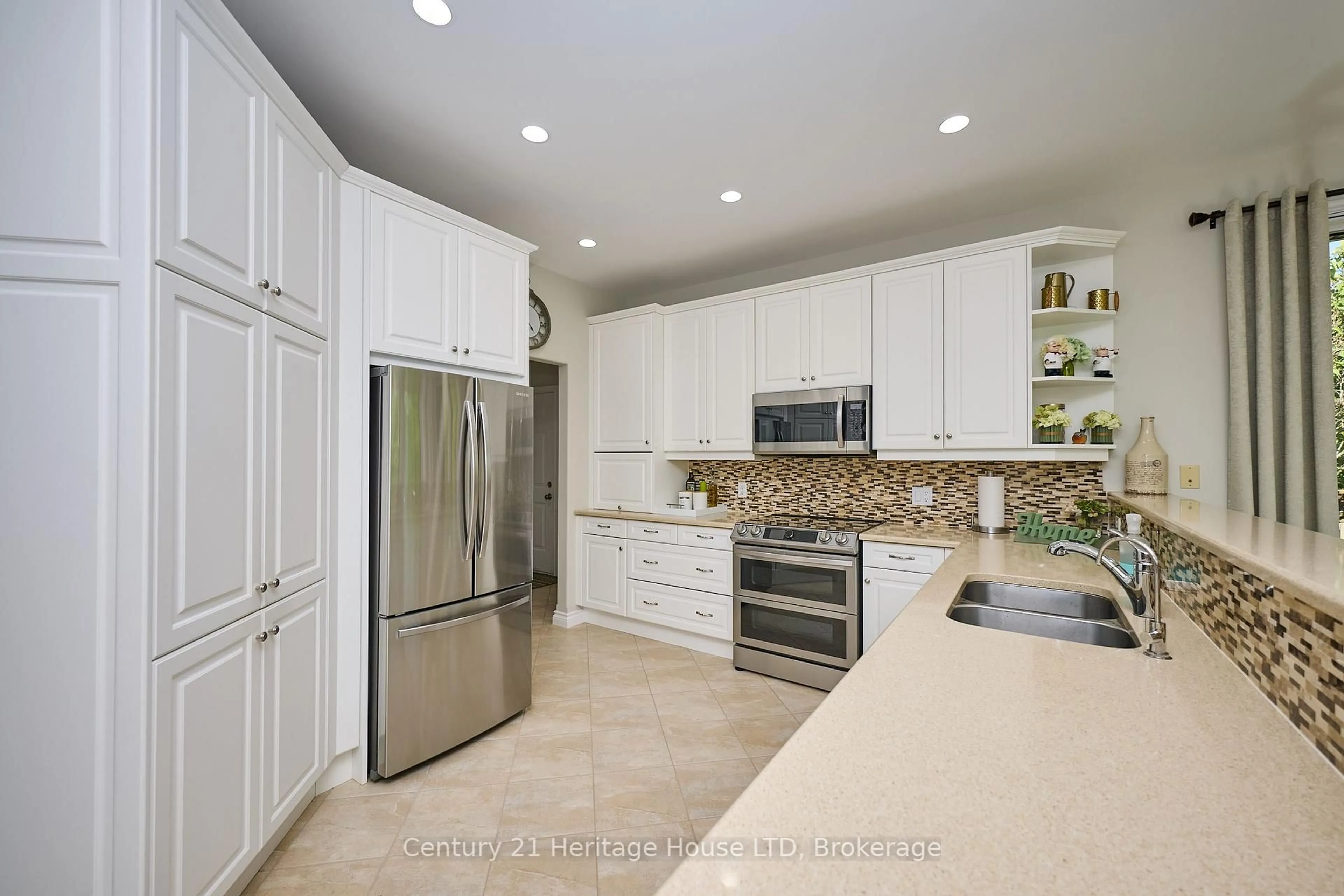 Open concept kitchen, ceramic/tile floor for 559 Kensington Crt, Fort Erie Ontario L2A 6R8