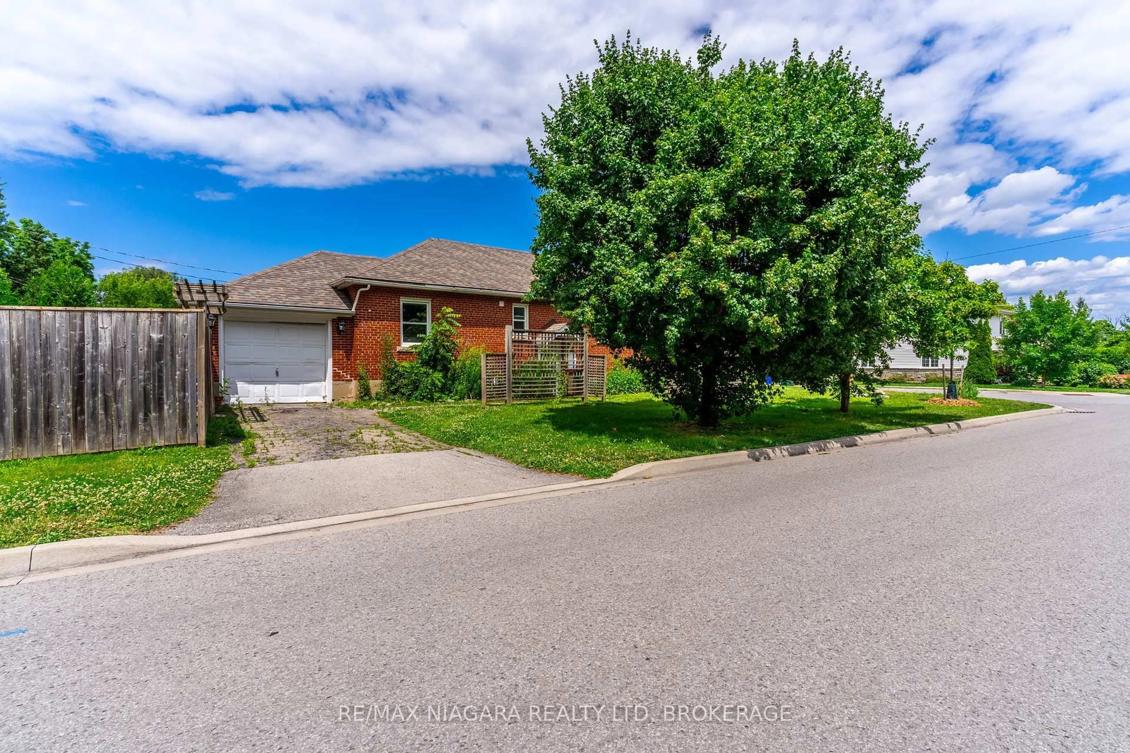 A pic from outside/outdoor area/front of a property/back of a property/a pic from drone, street for 170 Highland Ave, St. Catharines Ontario L2R 4J6