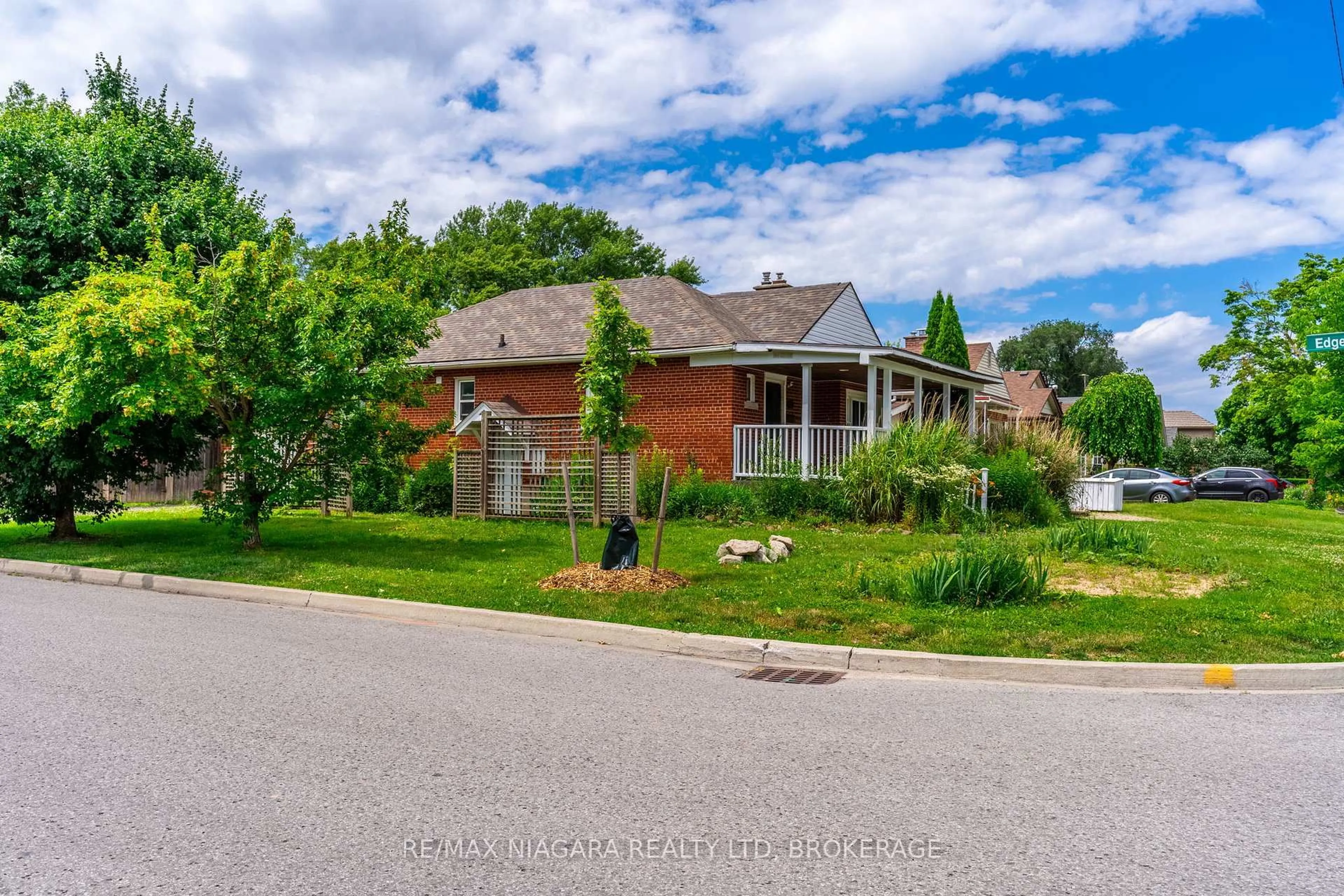 A pic from outside/outdoor area/front of a property/back of a property/a pic from drone, street for 170 Highland Ave, St. Catharines Ontario L2R 4J6