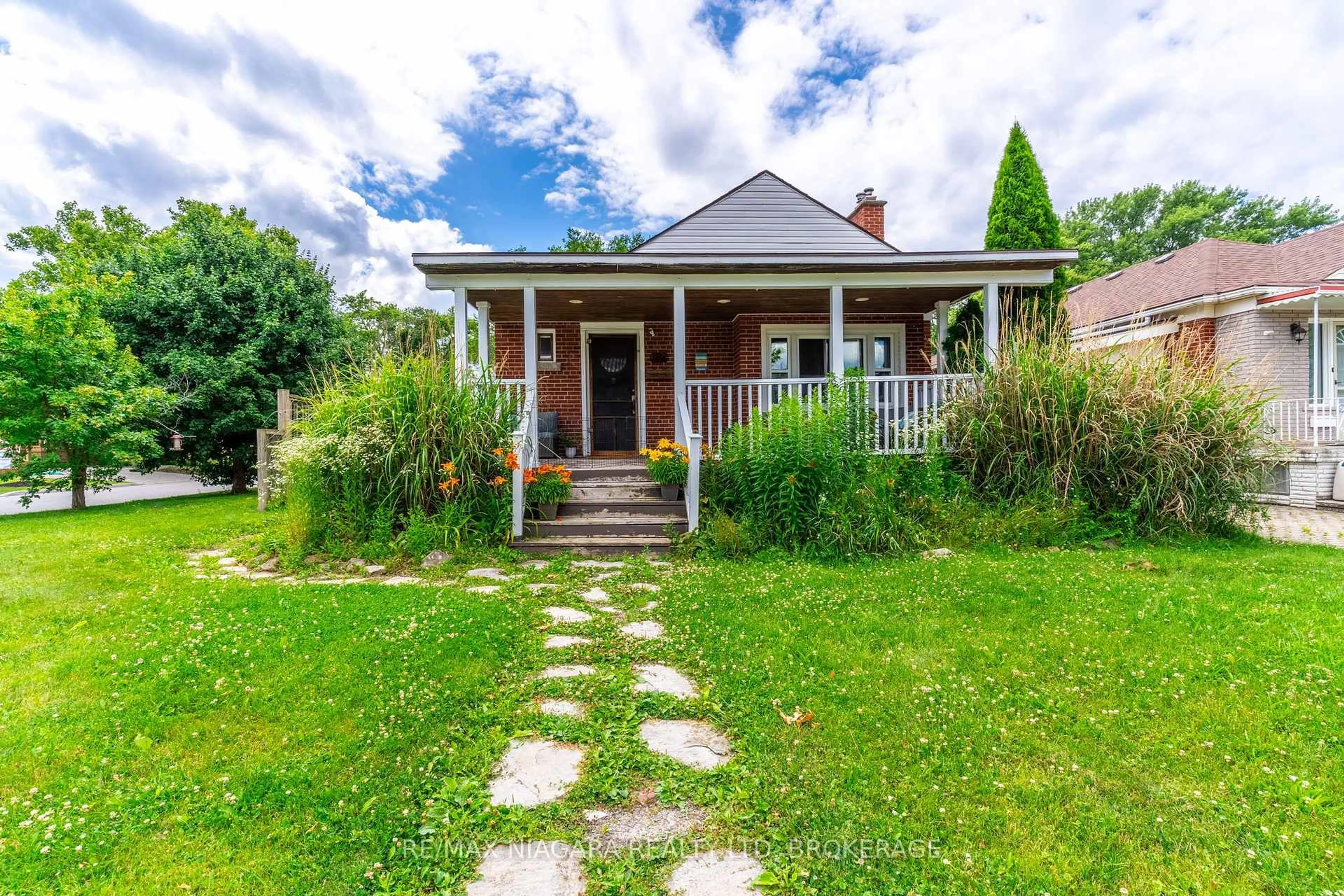 A pic from outside/outdoor area/front of a property/back of a property/a pic from drone, street for 170 Highland Ave, St. Catharines Ontario L2R 4J6