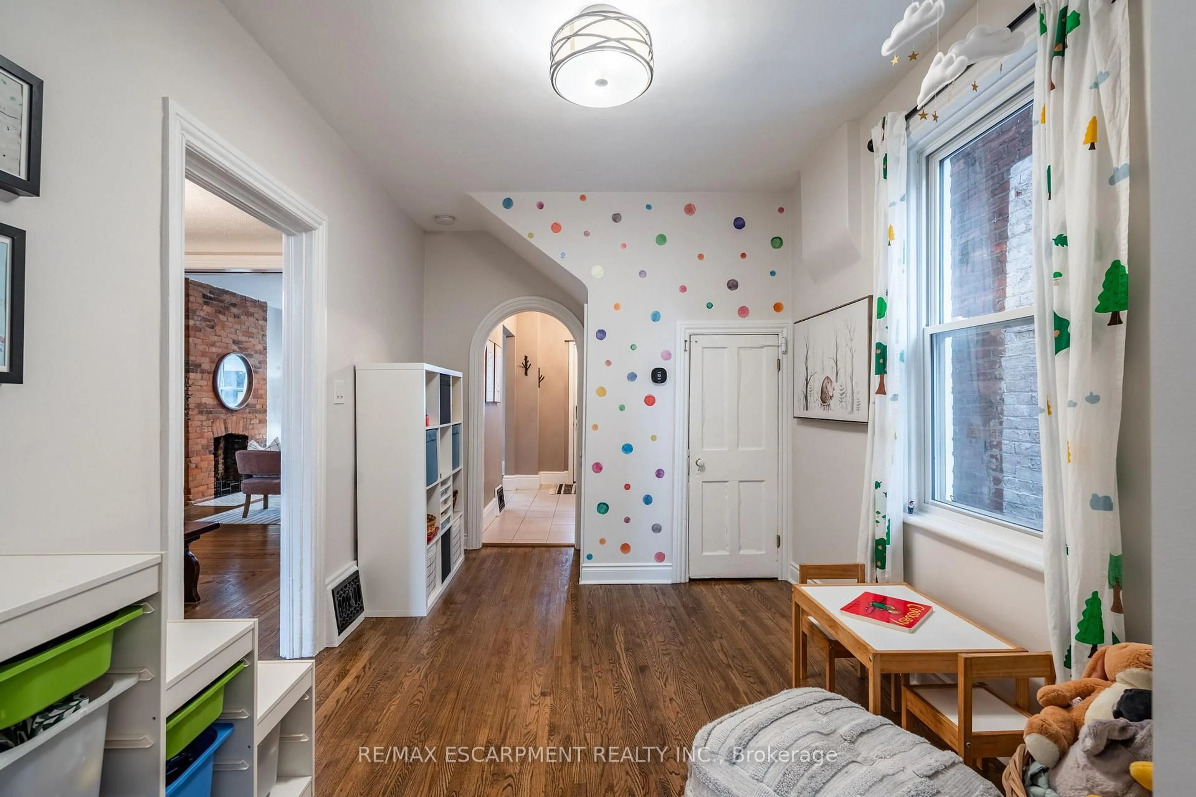 Indoor entryway for 43 OXFORD St, Hamilton Ontario L8R 2W9