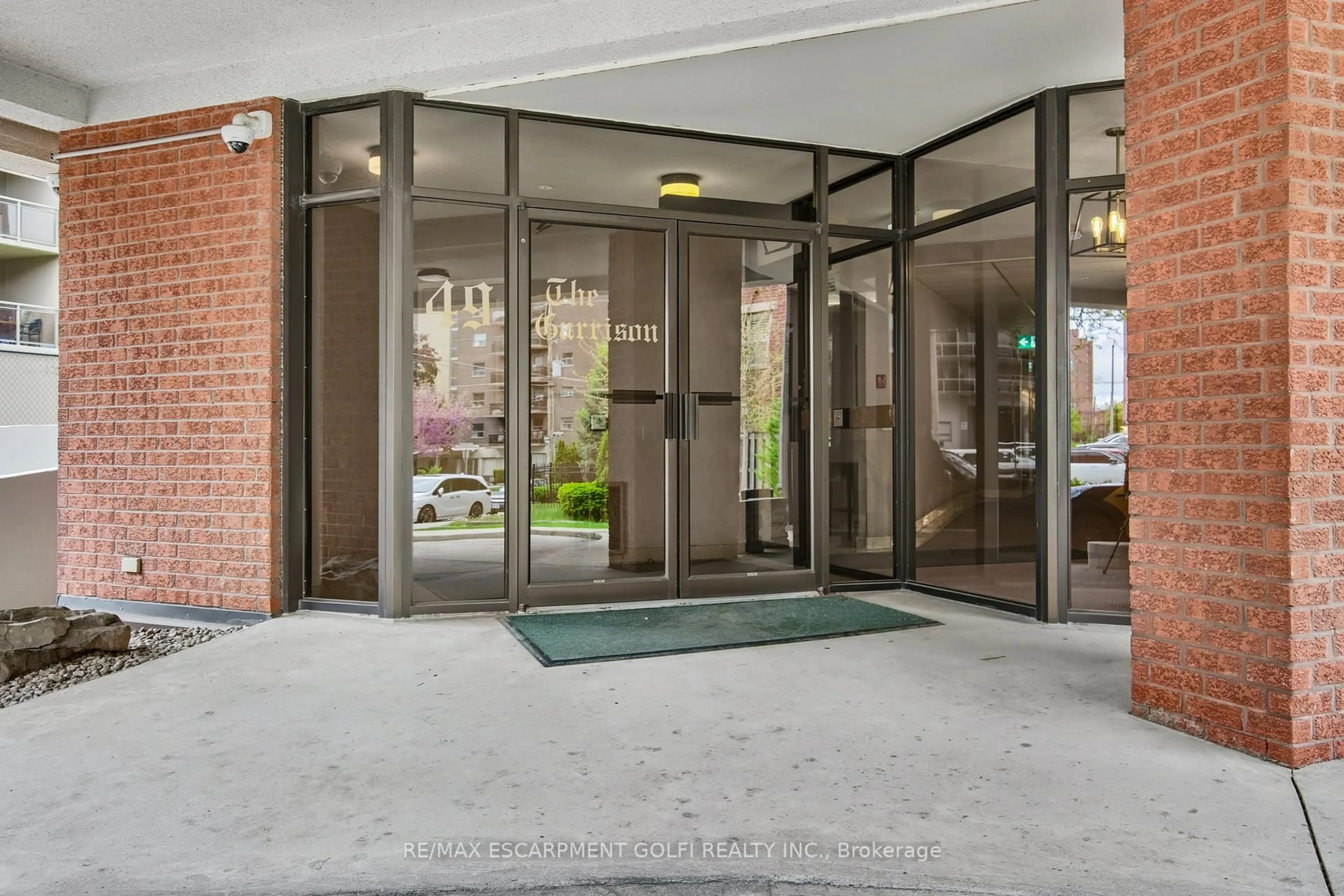 Indoor foyer for 49 Robinson St #801, Hamilton Ontario L8P 1Y7