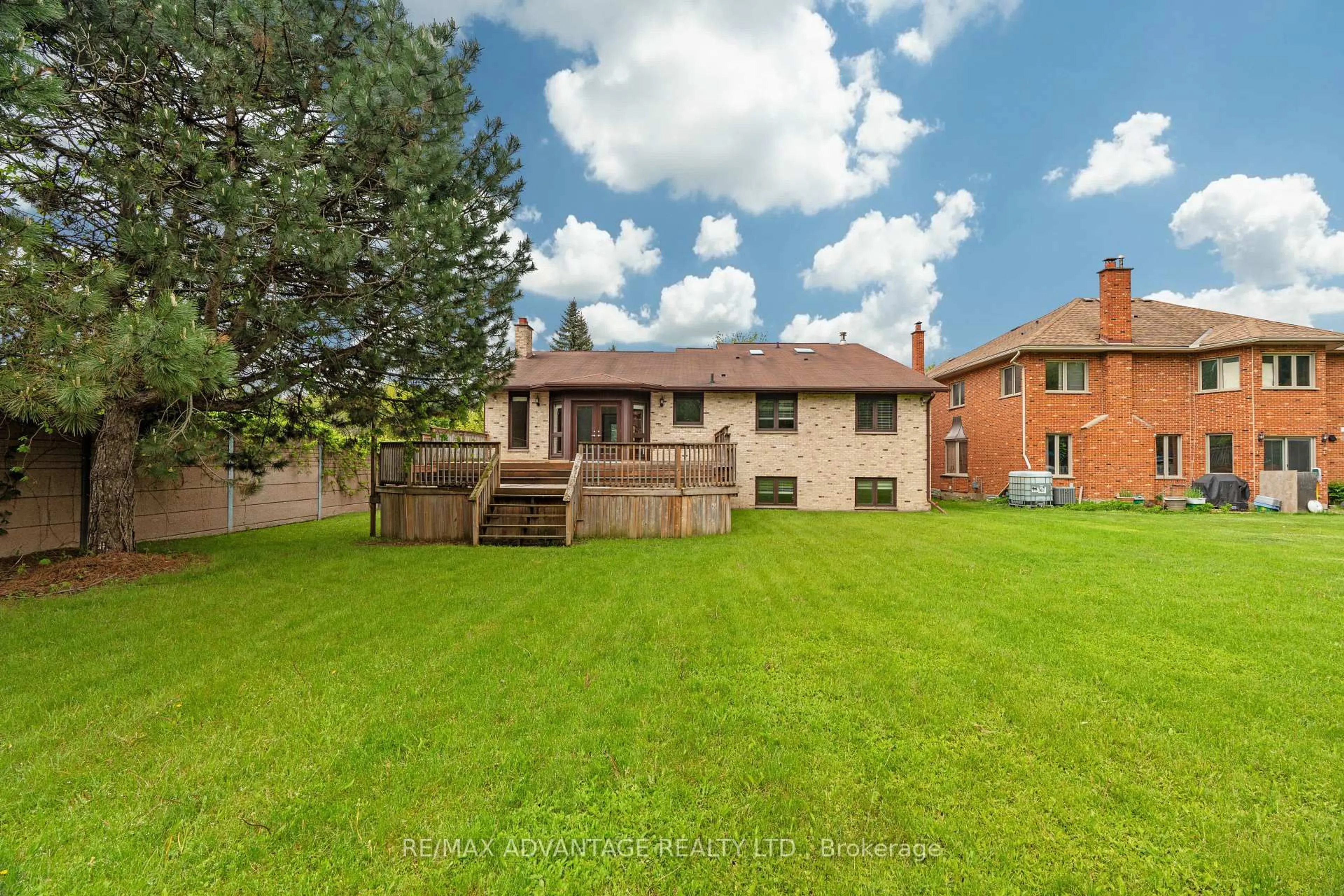 A pic from outside/outdoor area/front of a property/back of a property/a pic from drone, unknown for 1554 Hastings Dr, London North Ontario N5X 3C6
