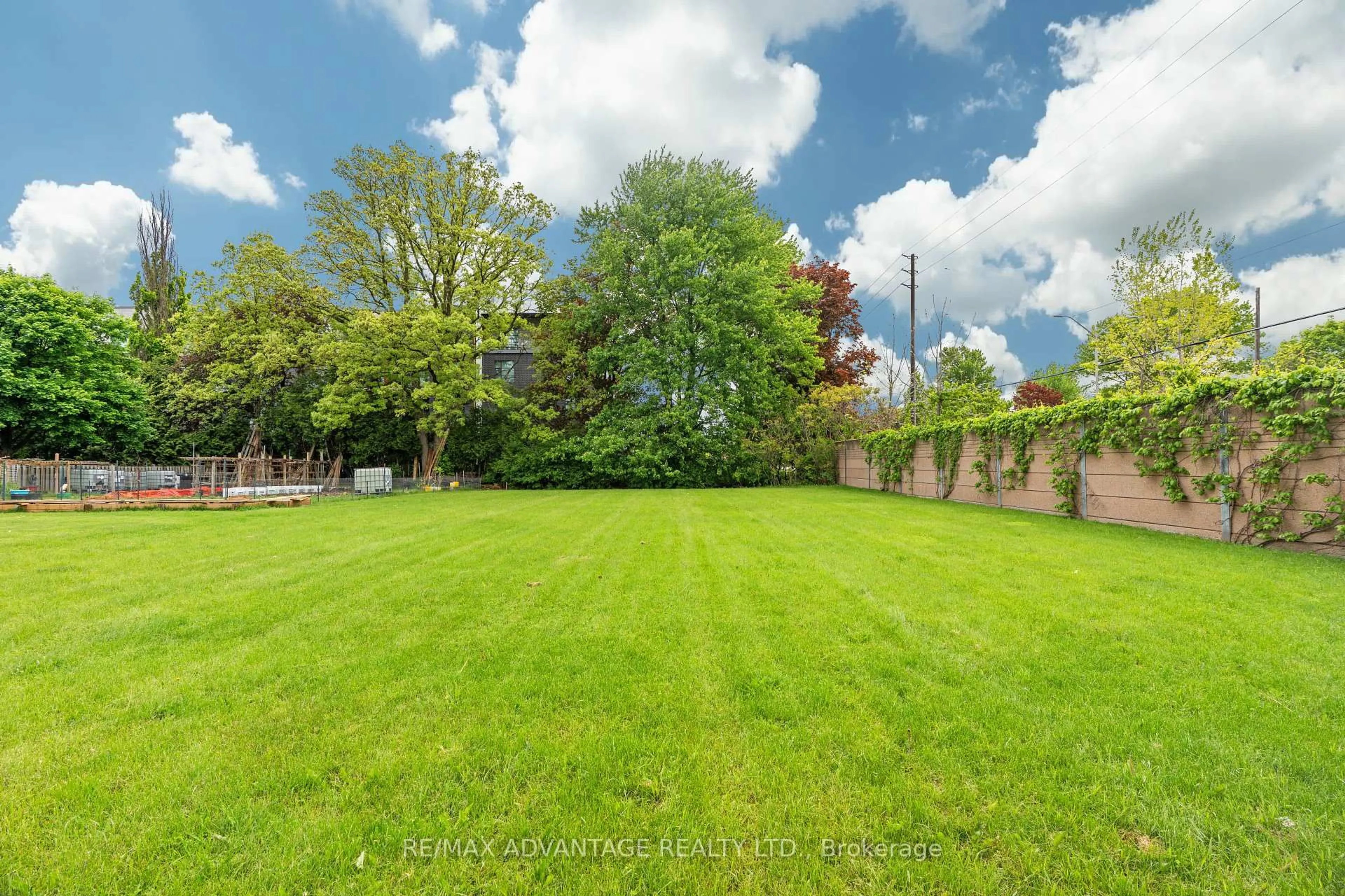 A pic from outside/outdoor area/front of a property/back of a property/a pic from drone, unknown for 1554 Hastings Dr, London North Ontario N5X 3C6