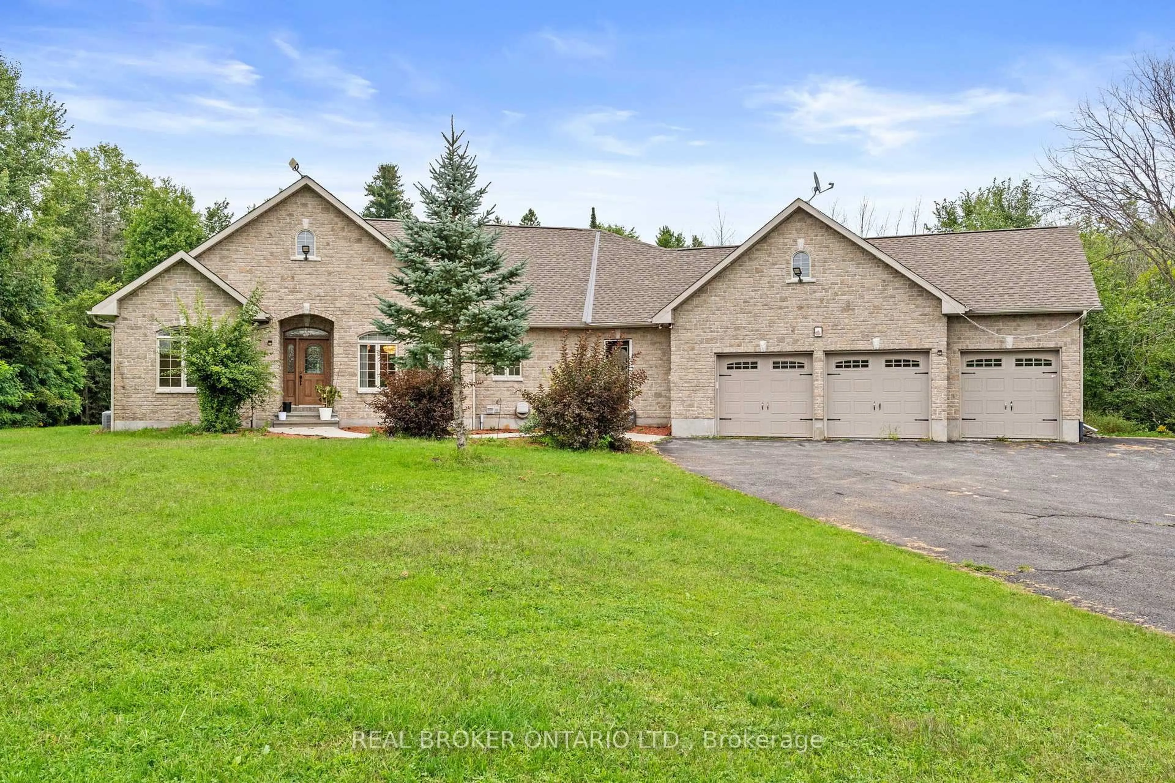 A pic from outside/outdoor area/front of a property/back of a property/a pic from drone, street for 3464 Greenland Rd, Ottawa Ontario K0A 1T0