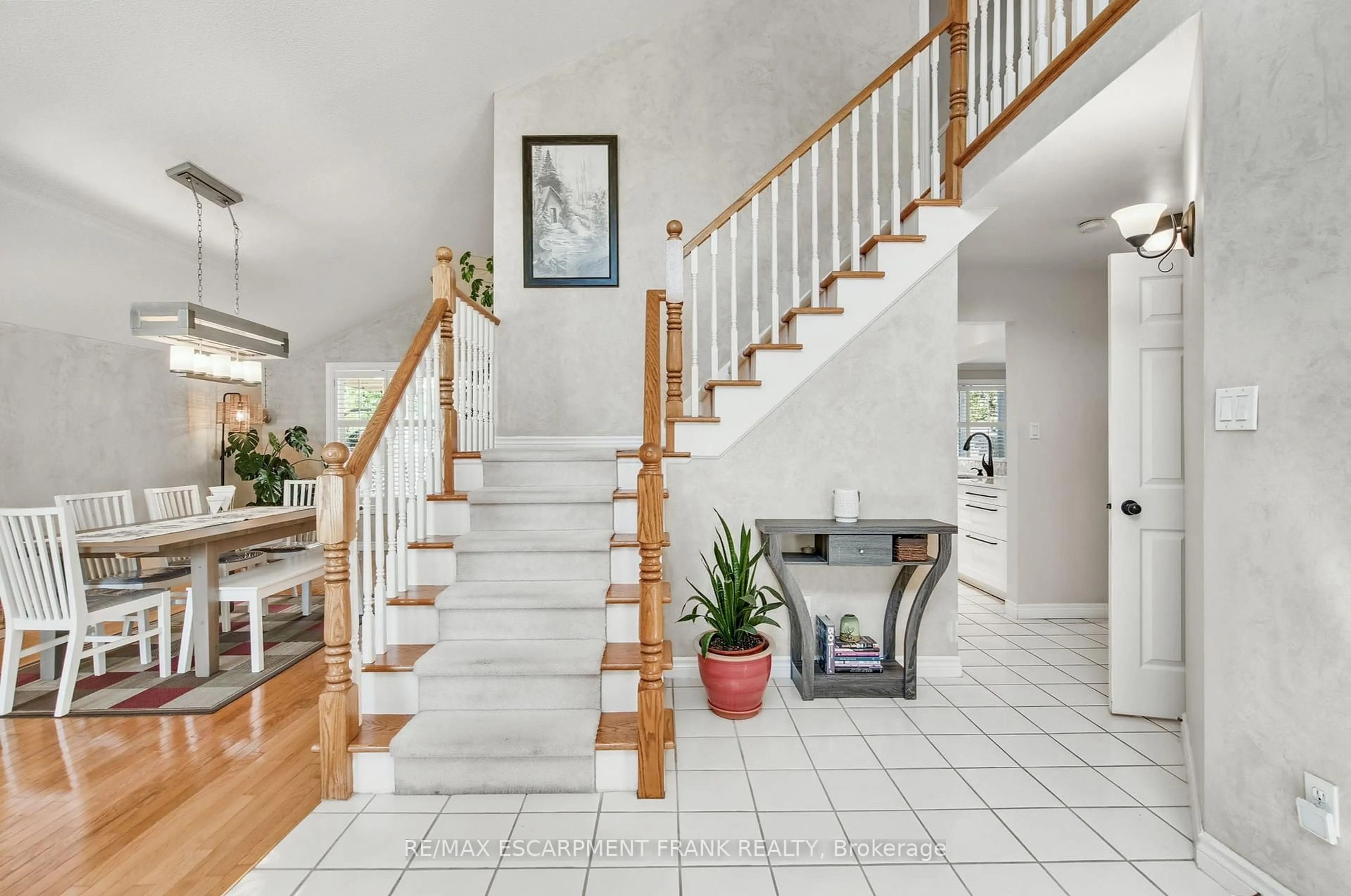 Indoor entryway for 205 Portage Lane, Hamilton Ontario L0R 1W0