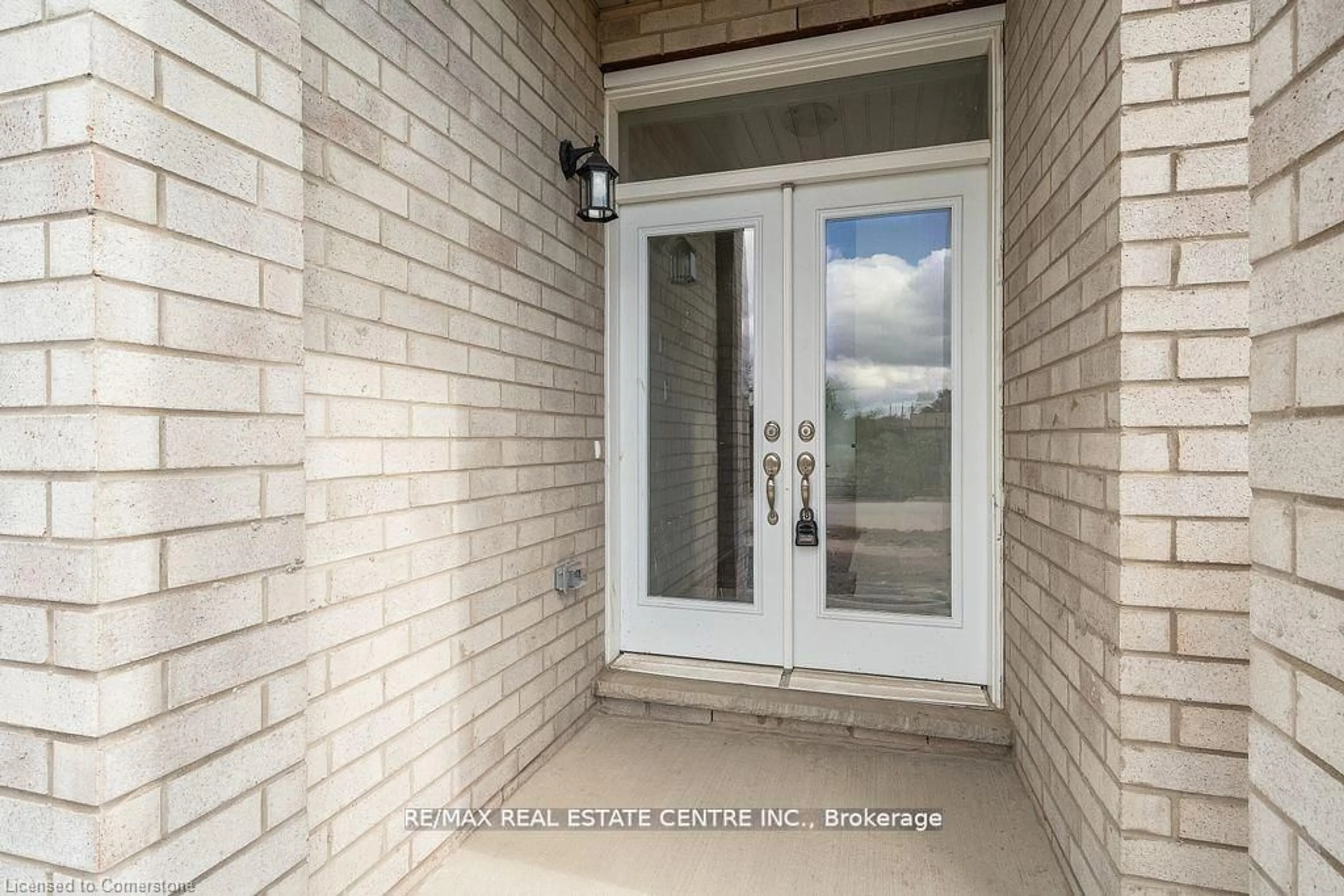 Indoor entryway for 103 Mclaughlin St, Welland Ontario L3B 0J9