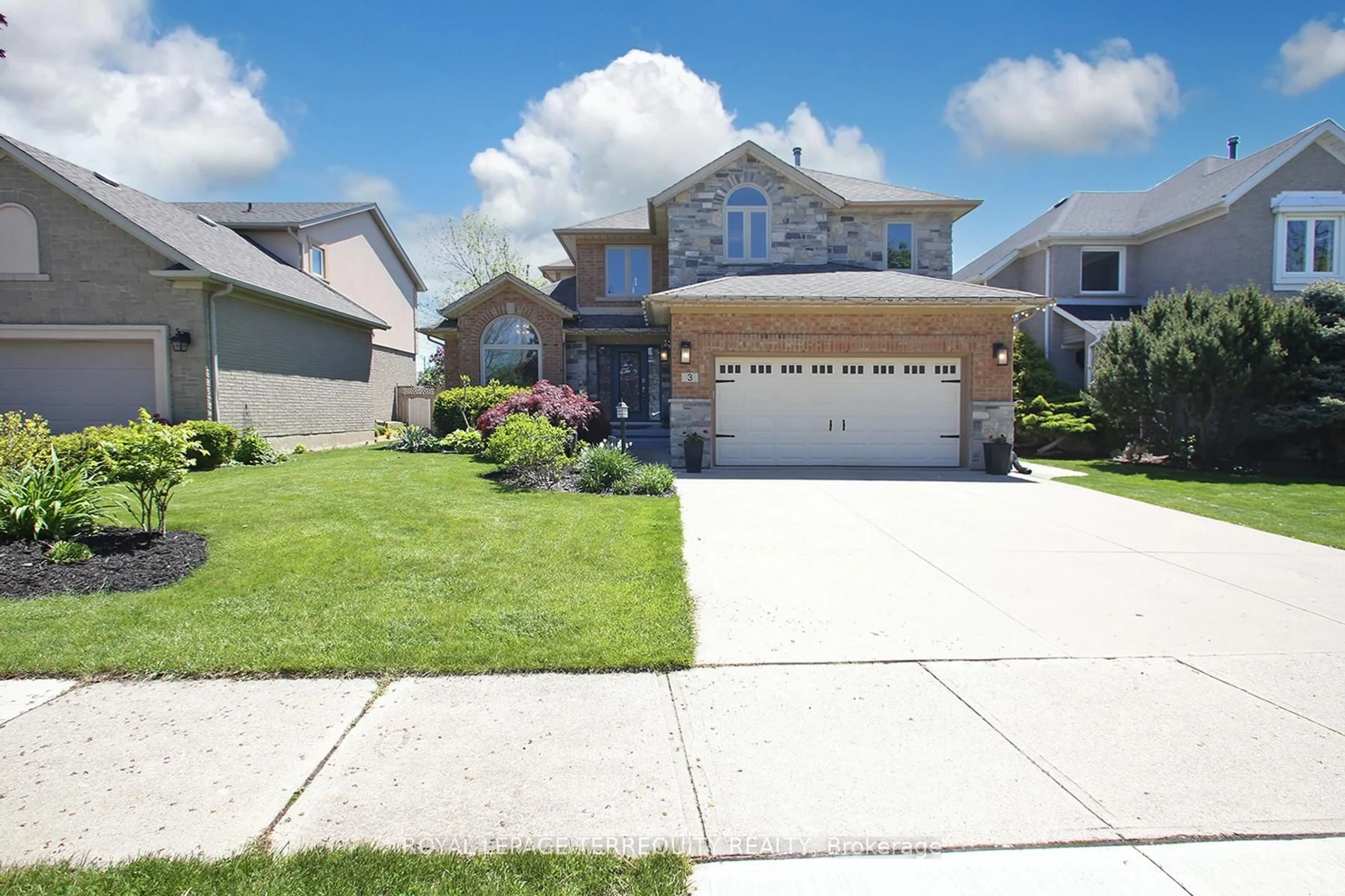 Home with vinyl exterior material, street for 3 Riviera Rdge, Hamilton Ontario L8E 5E5