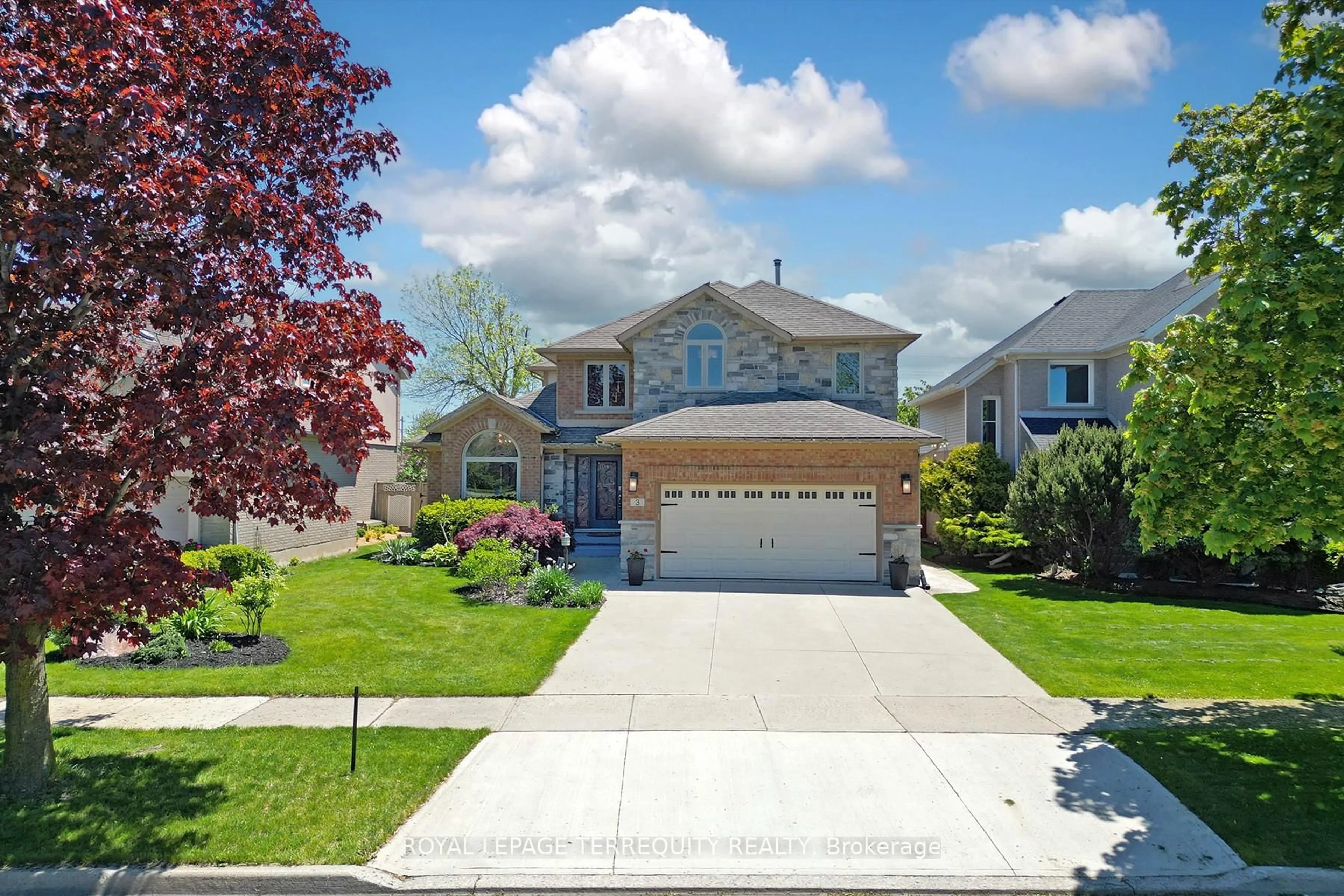 A pic from outside/outdoor area/front of a property/back of a property/a pic from drone, street for 3 Riviera Rdge, Hamilton Ontario L8E 5E5