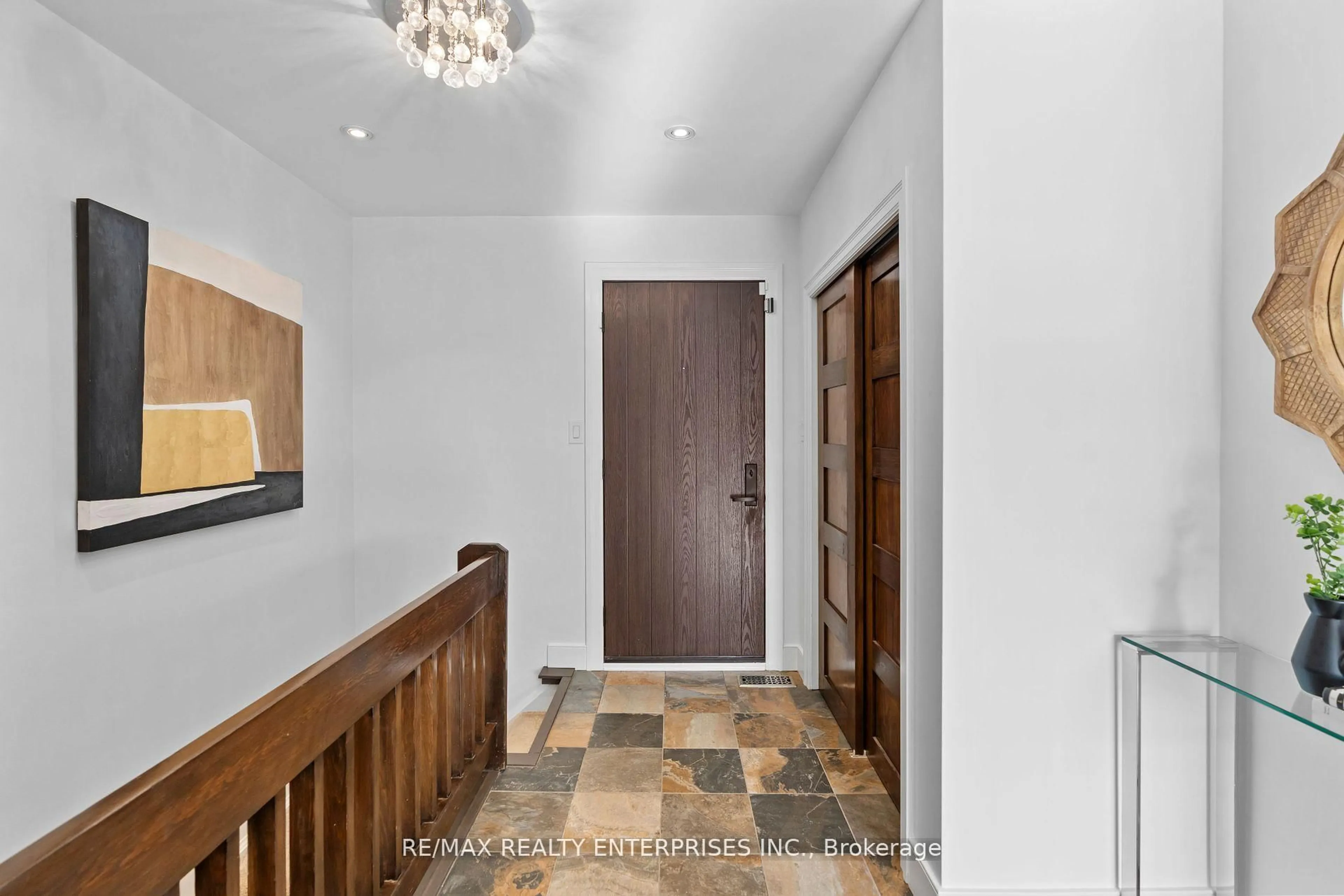 Indoor foyer for 75 Robinhood Dr, Hamilton Ontario L9H 4G2