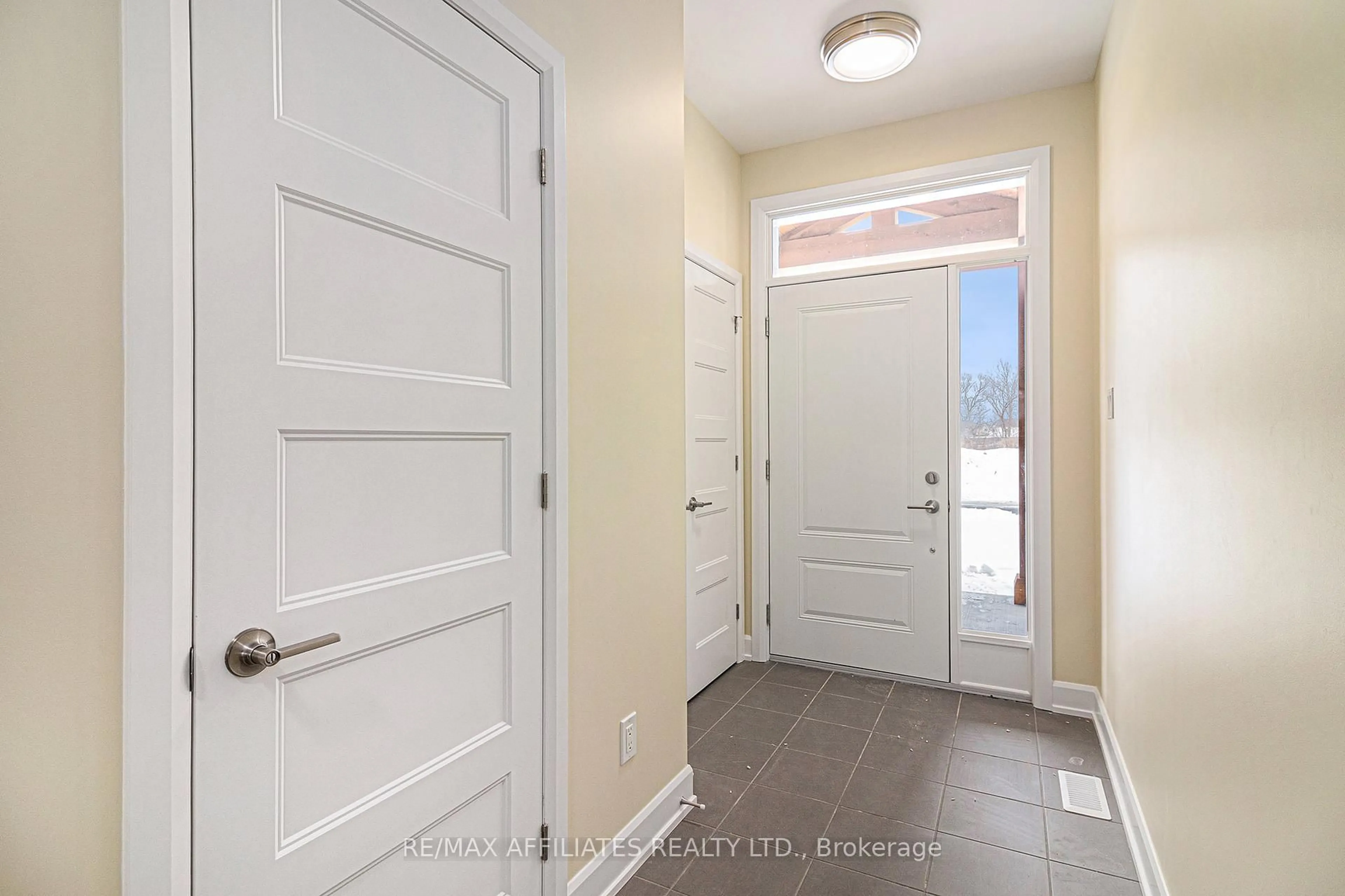 Indoor entryway for 363 VOYAGEUR Pl, Russell Ontario K0A 1W0