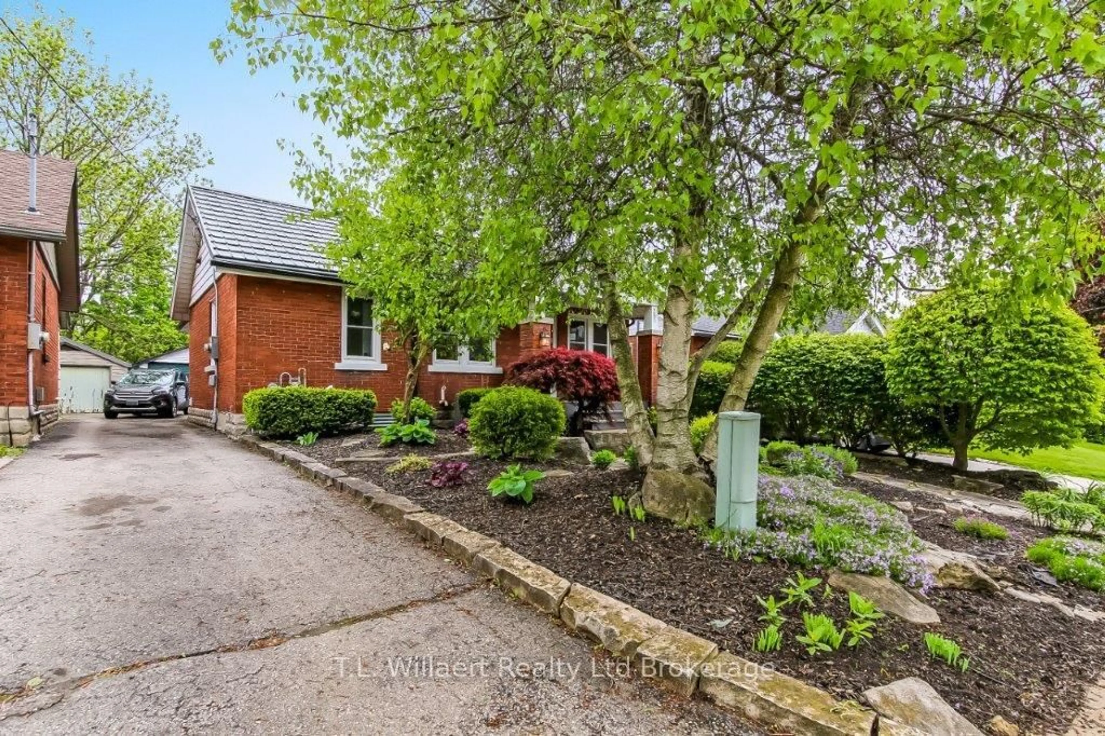 A pic from outside/outdoor area/front of a property/back of a property/a pic from drone, street for 258 Graham St, Woodstock Ontario N4S 6K7