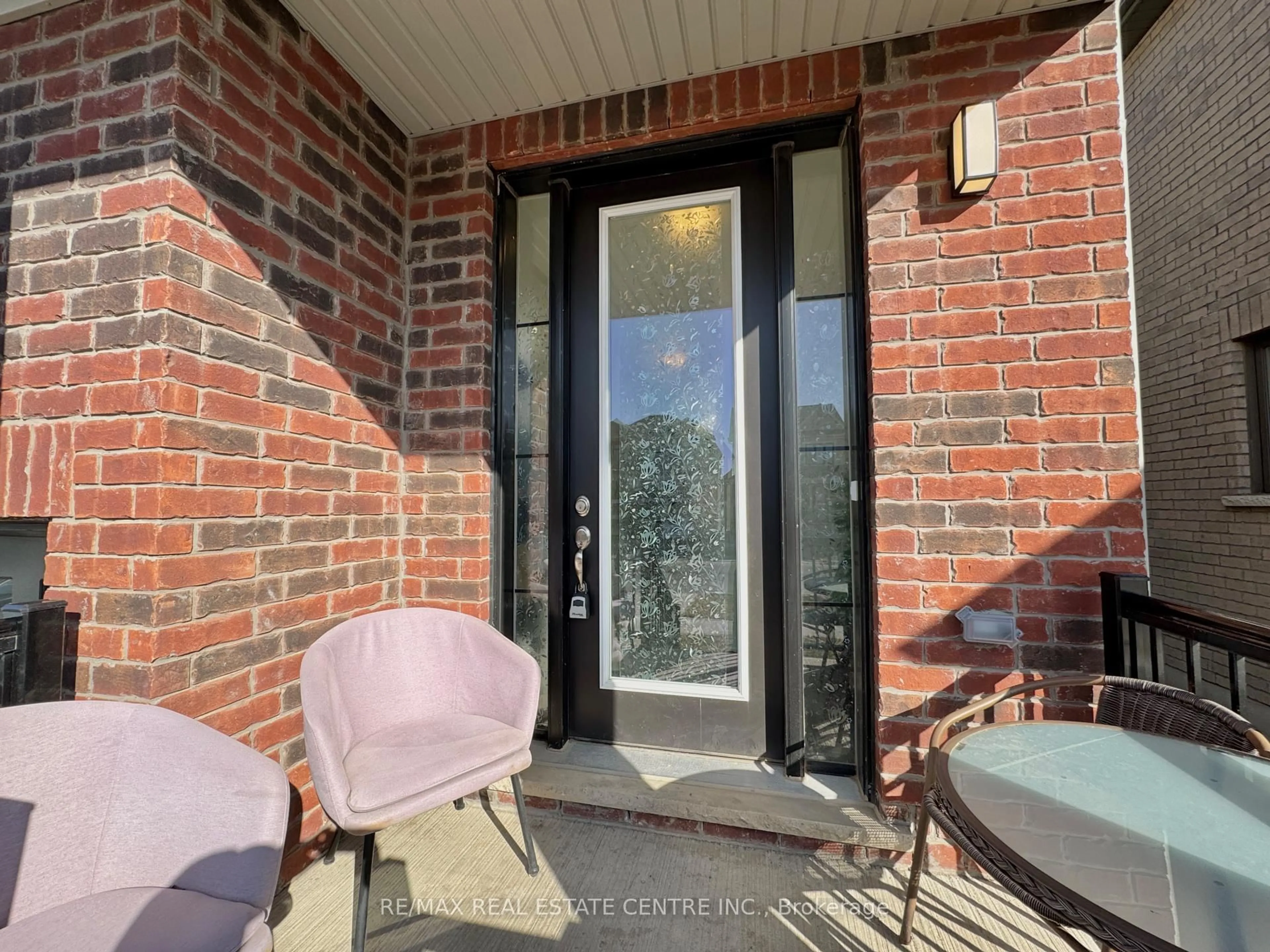 Indoor entryway for 32 Blackburn St, Cambridge Ontario N1S 0E1