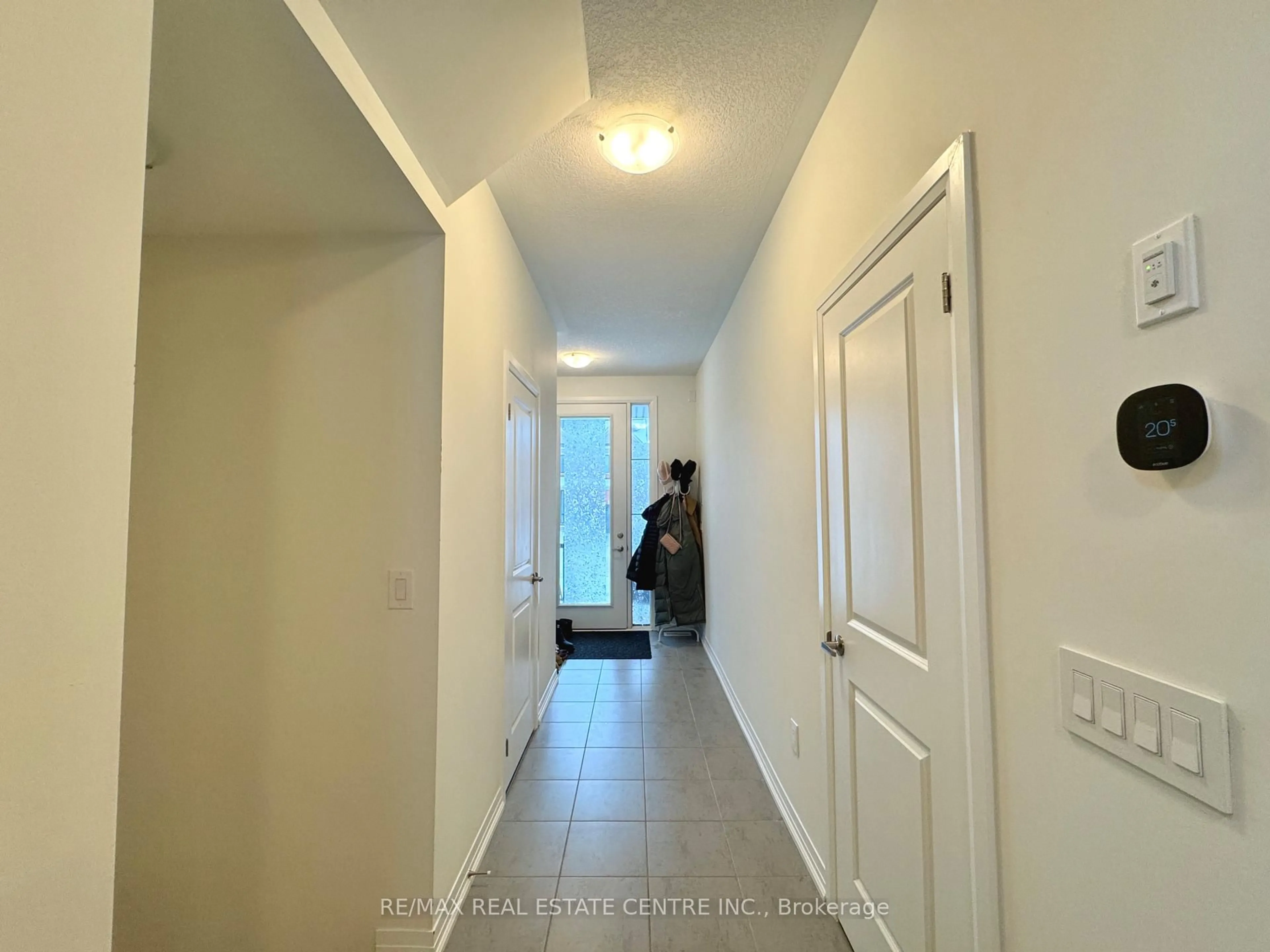 Indoor entryway for 32 Blackburn St, Cambridge Ontario N1S 0E1