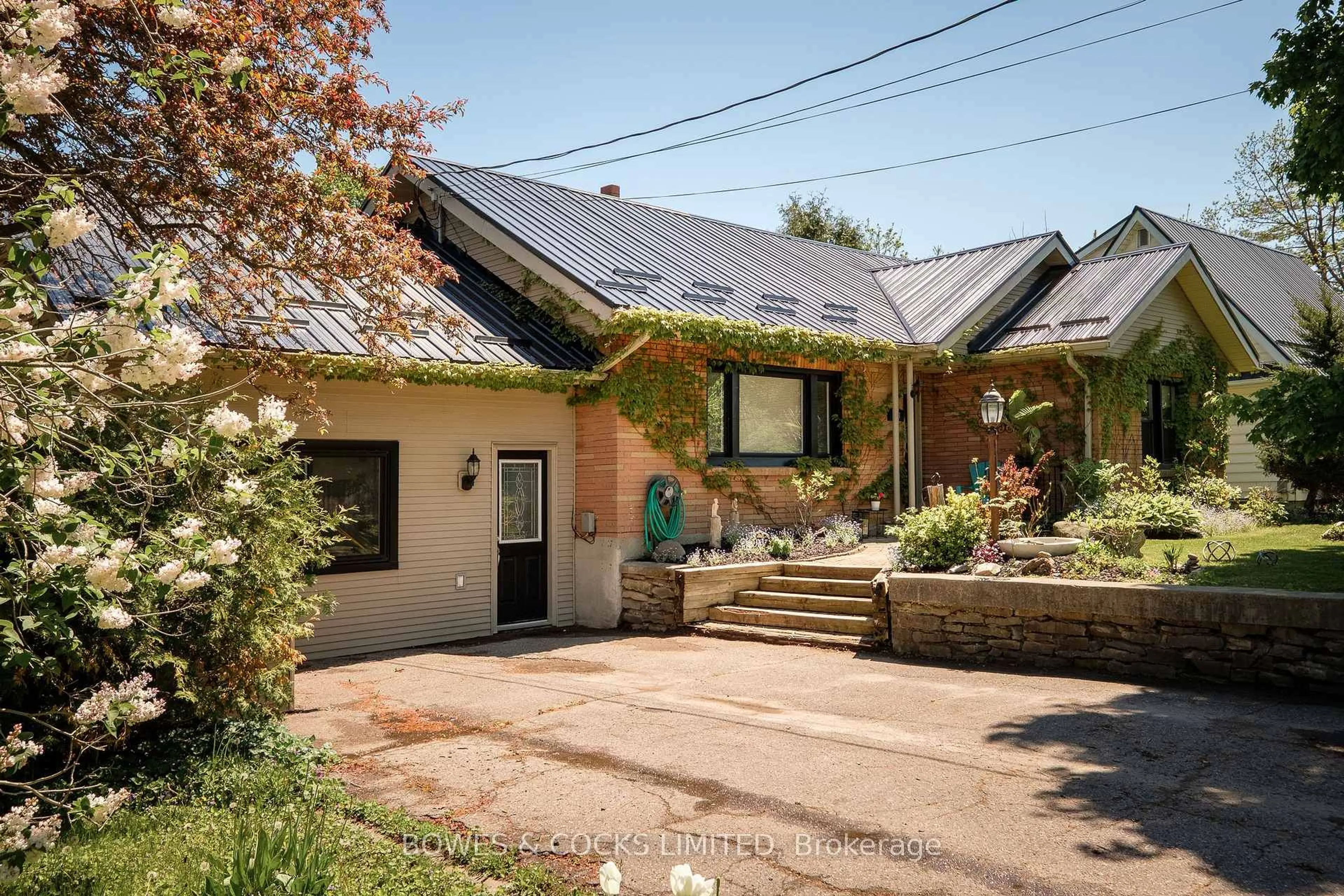 A pic from outside/outdoor area/front of a property/back of a property/a pic from drone, street for 238 Rogers St, Peterborough East Ontario K9H 1W3