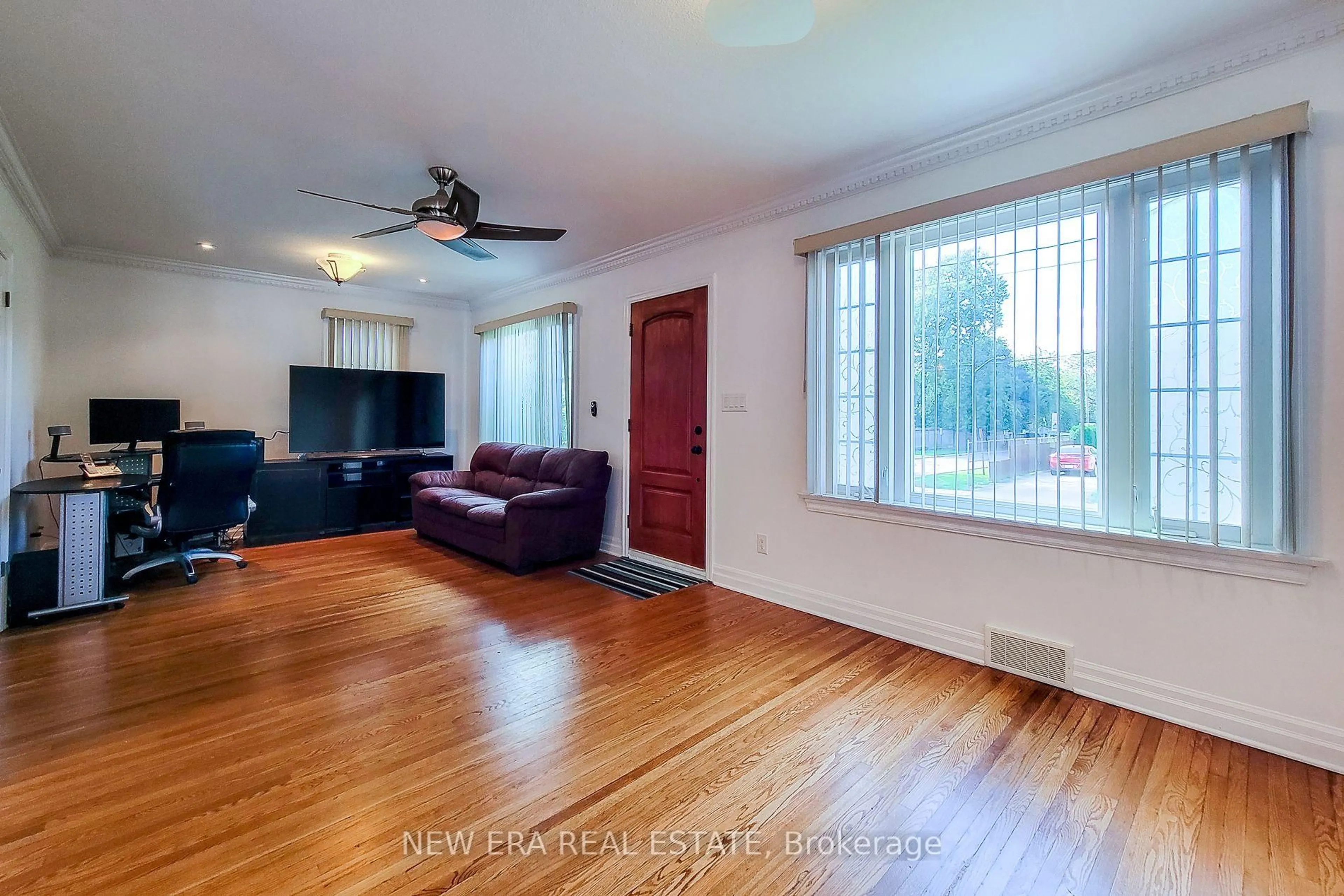 Living room with furniture, wood/laminate floor for 38 Haig St, St. Catharines Ontario L2R 2K8