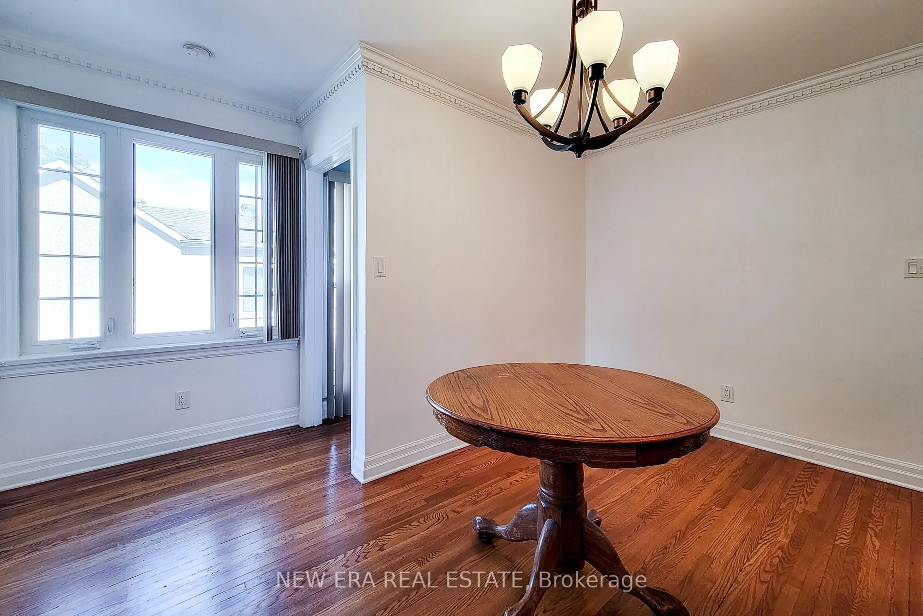 Dining room, wood/laminate floor for 38 Haig St, St. Catharines Ontario L2R 2K8