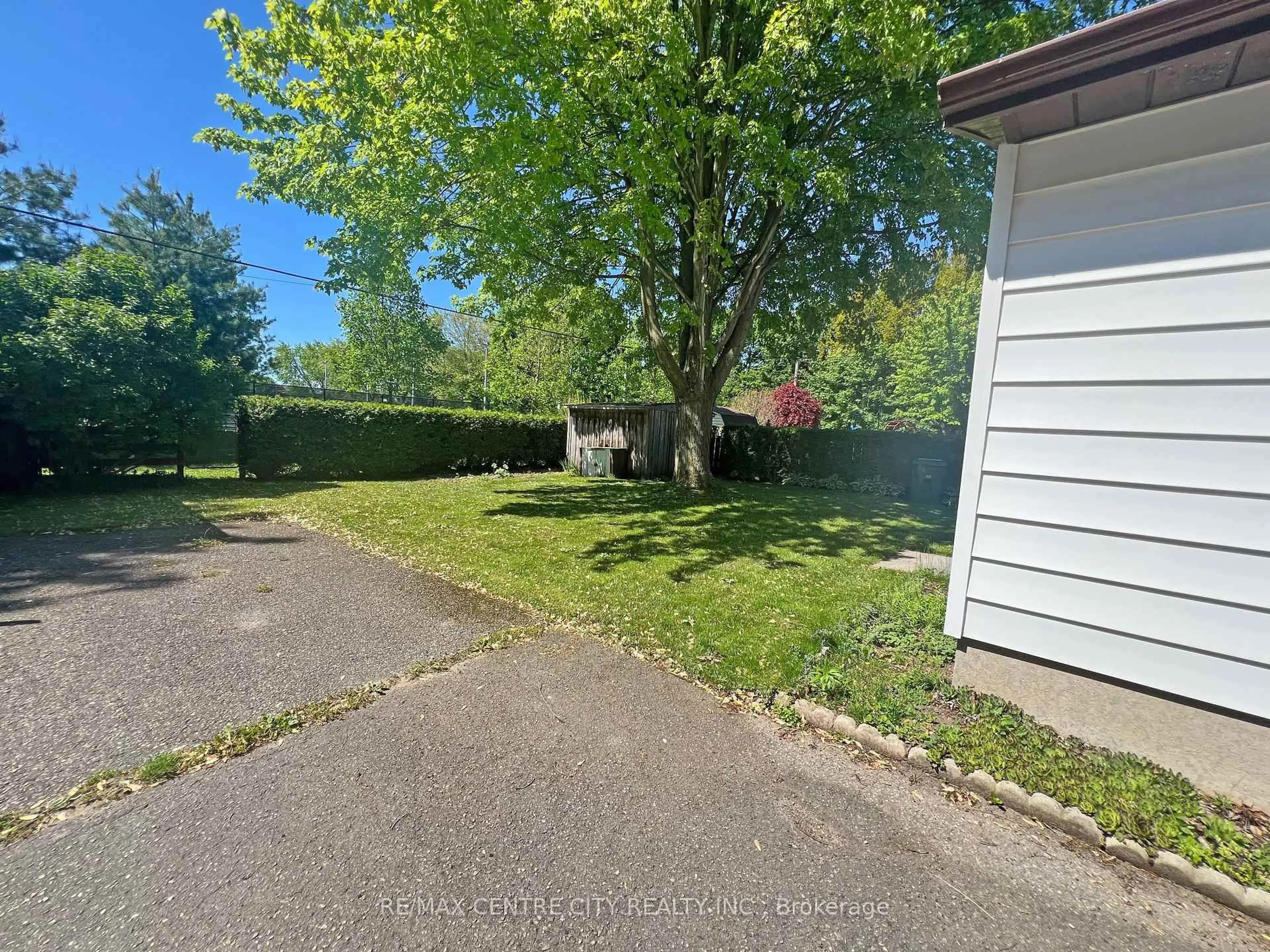 A pic from outside/outdoor area/front of a property/back of a property/a pic from drone, street for 14 Bell Ave, St. Thomas Ontario N5R 1G5