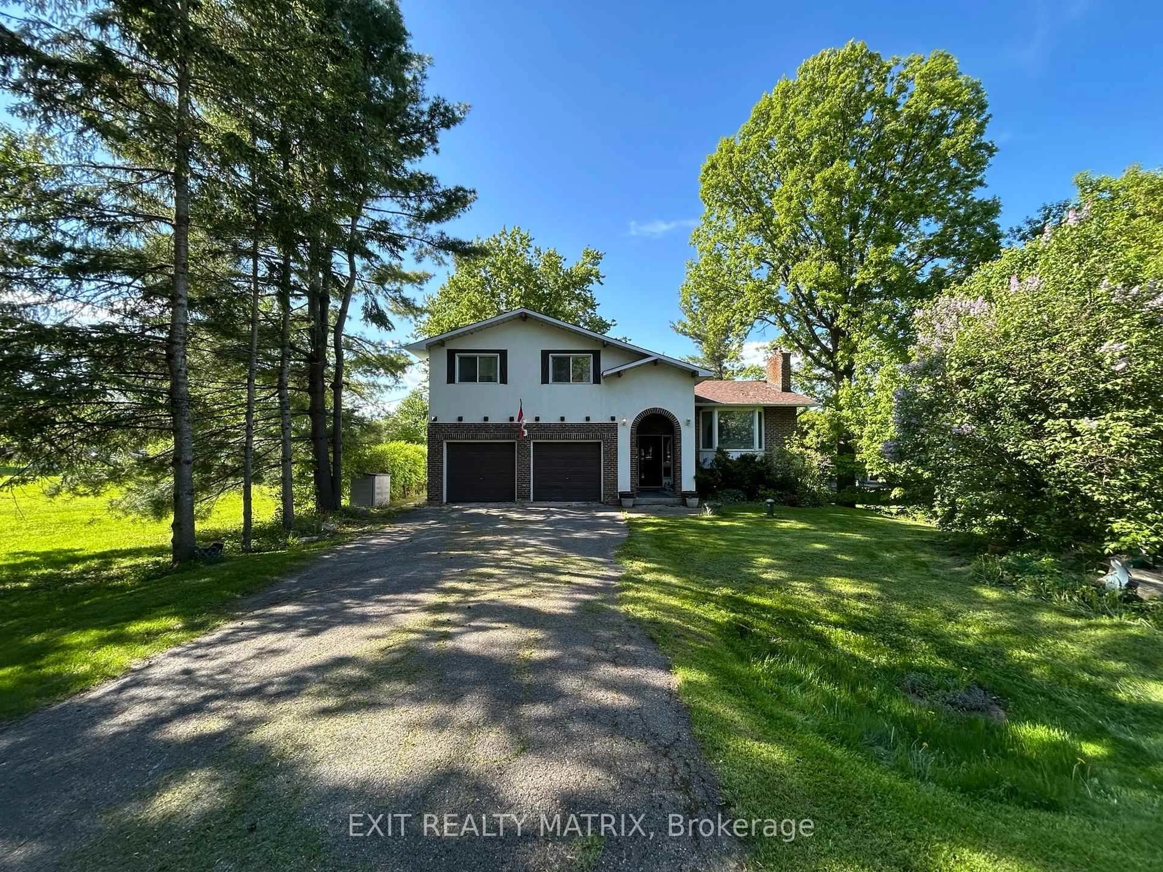 A pic from outside/outdoor area/front of a property/back of a property/a pic from drone, water/lake/river/ocean view for 2535 Third St, Ottawa Ontario K4C 1C6