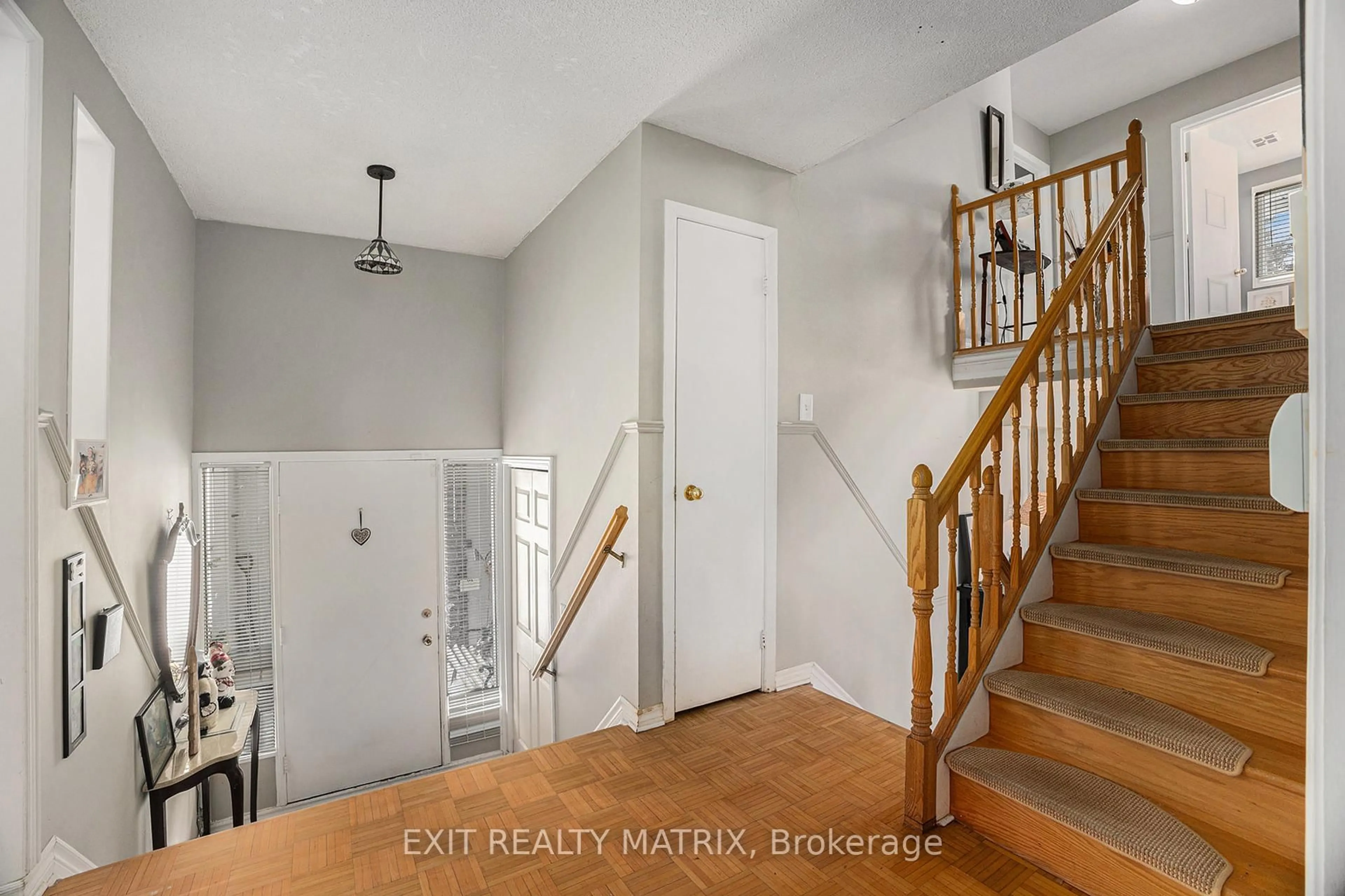 Indoor entryway for 2535 Third St, Ottawa Ontario K4C 1C6
