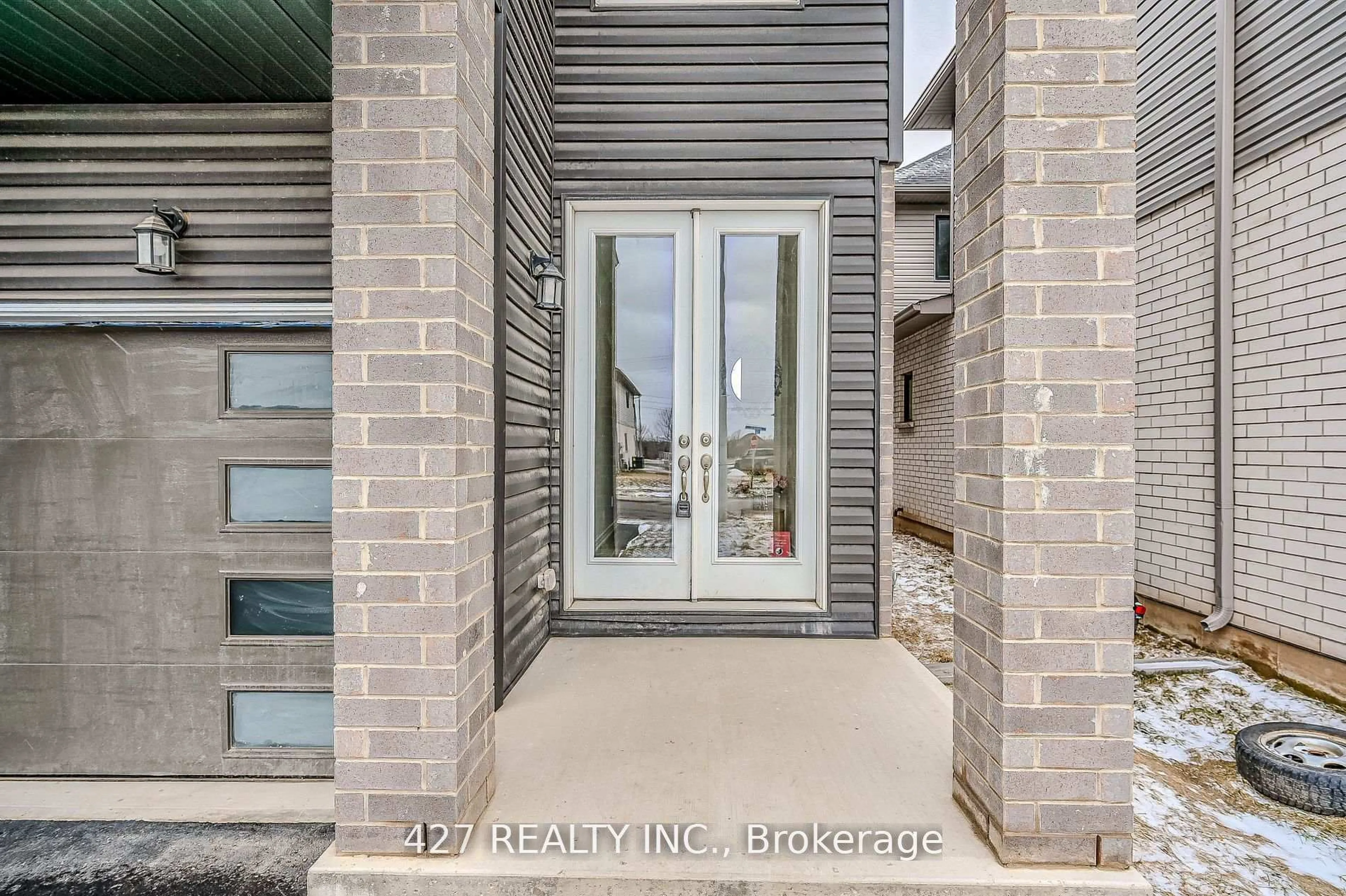 Indoor entryway for 12 Hildred St, Welland Ontario L3B 1H9