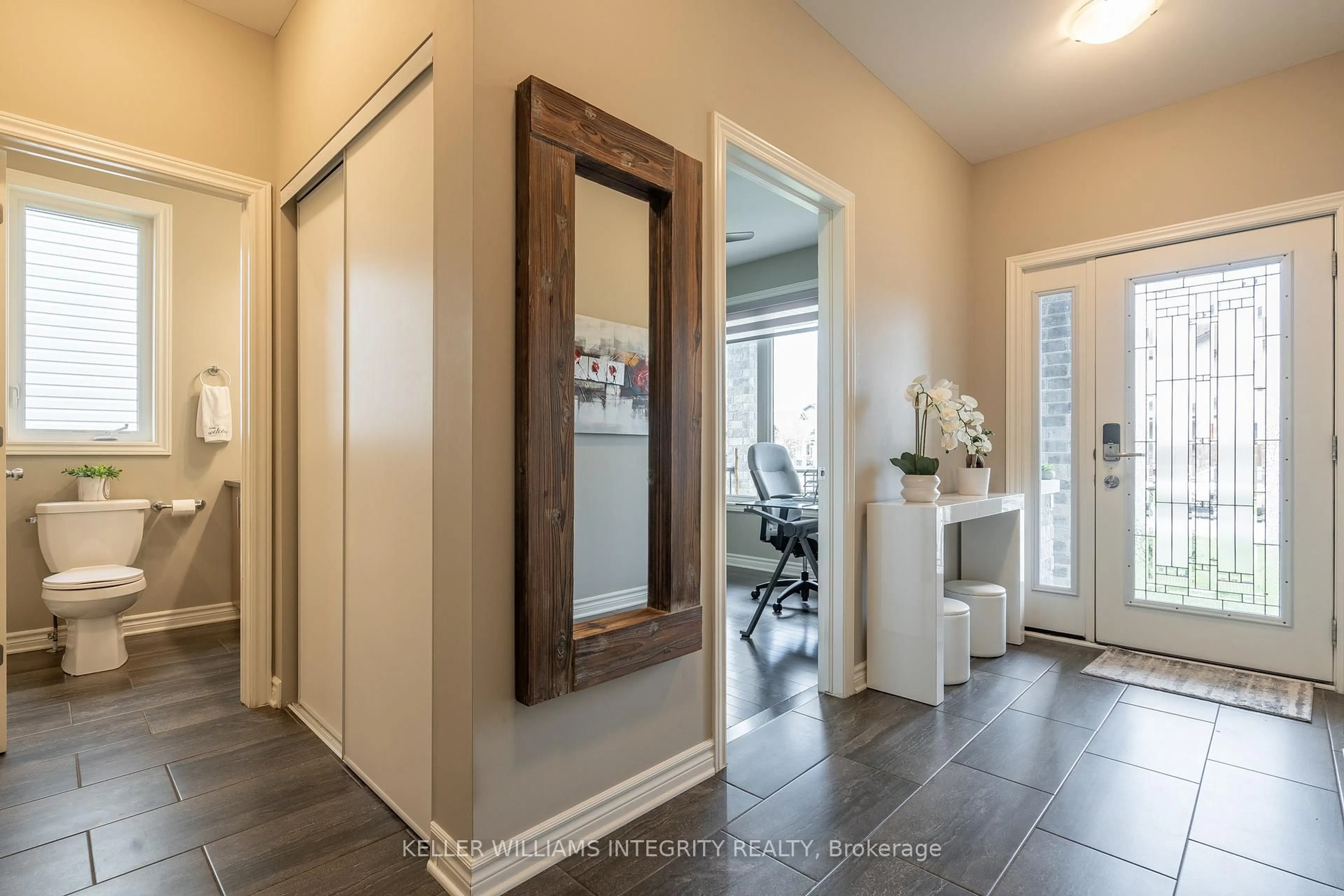 Indoor entryway for 1126 Beckett Cres, Ottawa Ontario K2S 0Z1