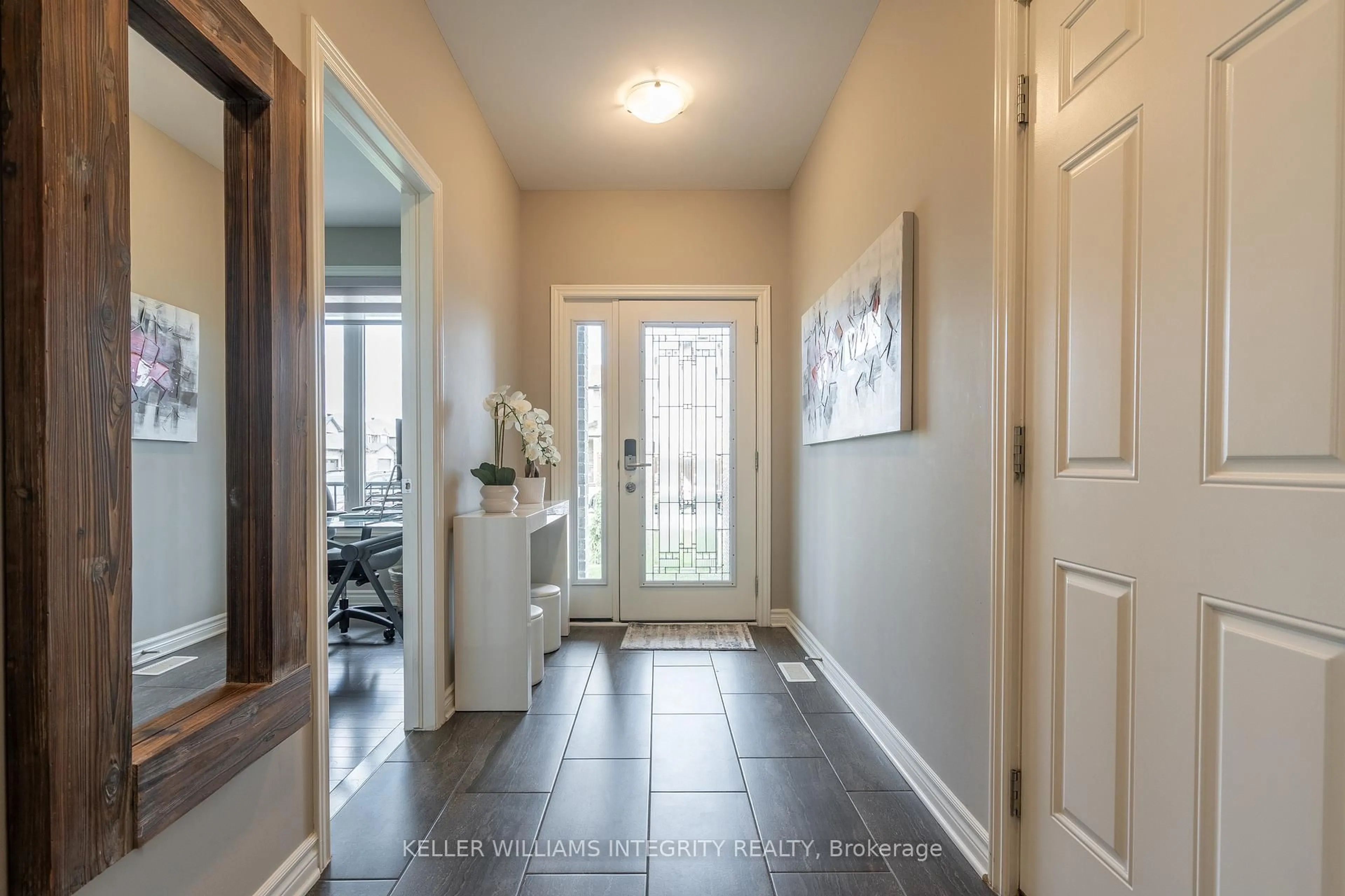 Indoor entryway for 1126 Beckett Cres, Ottawa Ontario K2S 0Z1