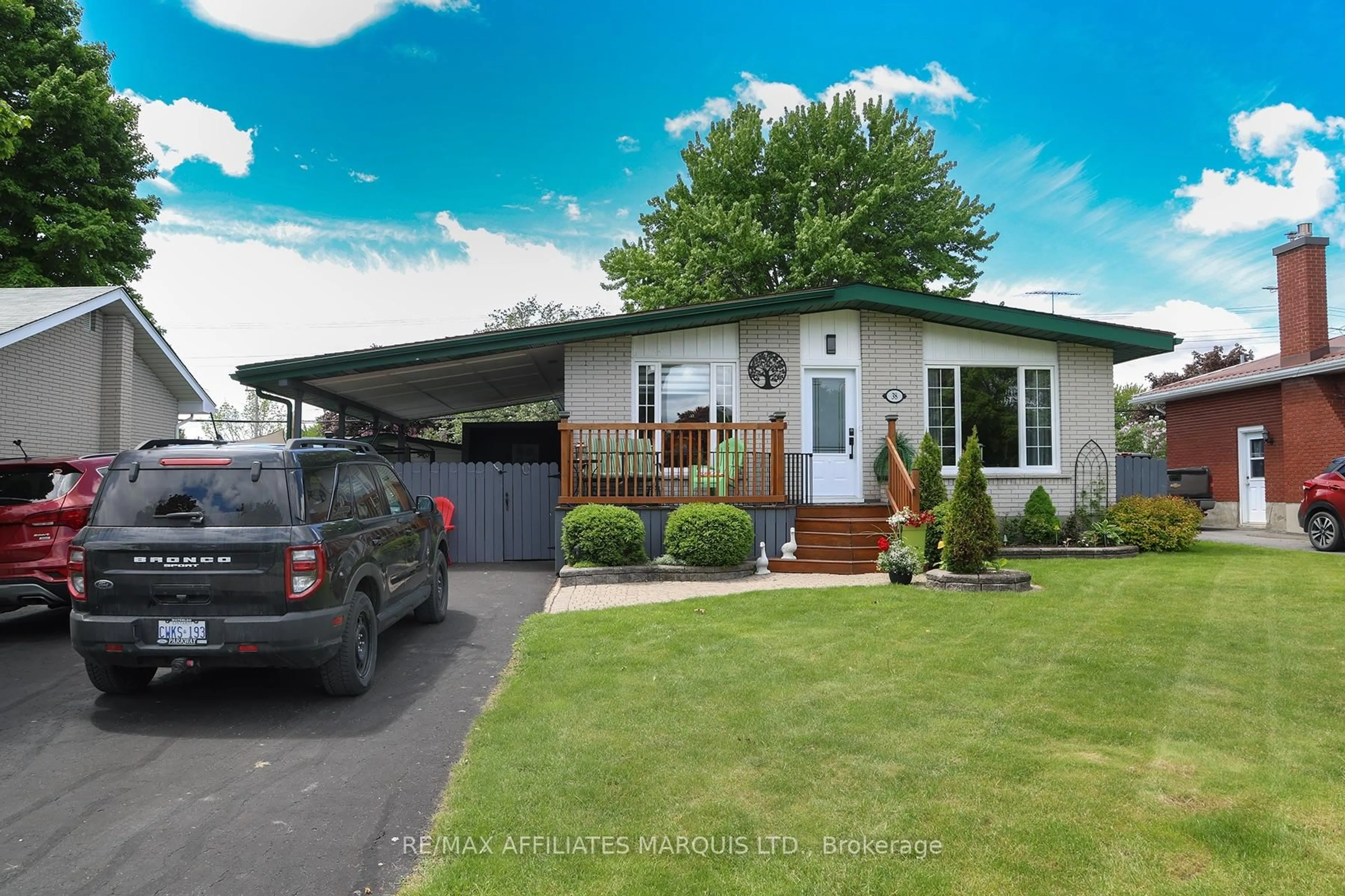 Home with vinyl exterior material, street for 38 Meikle St, South Dundas Ontario K0C 1X0
