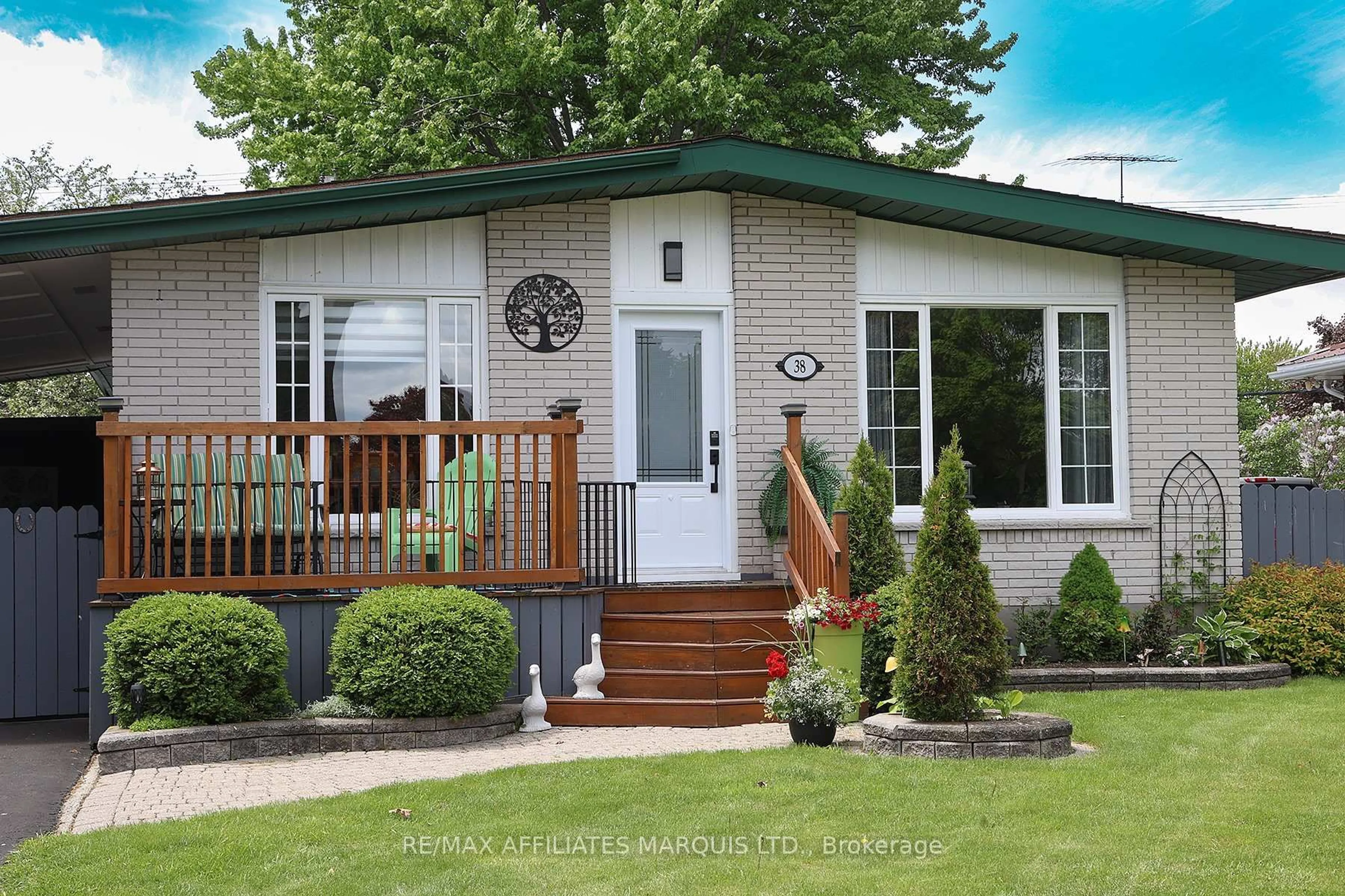 Home with vinyl exterior material, street for 38 Meikle St, South Dundas Ontario K0C 1X0