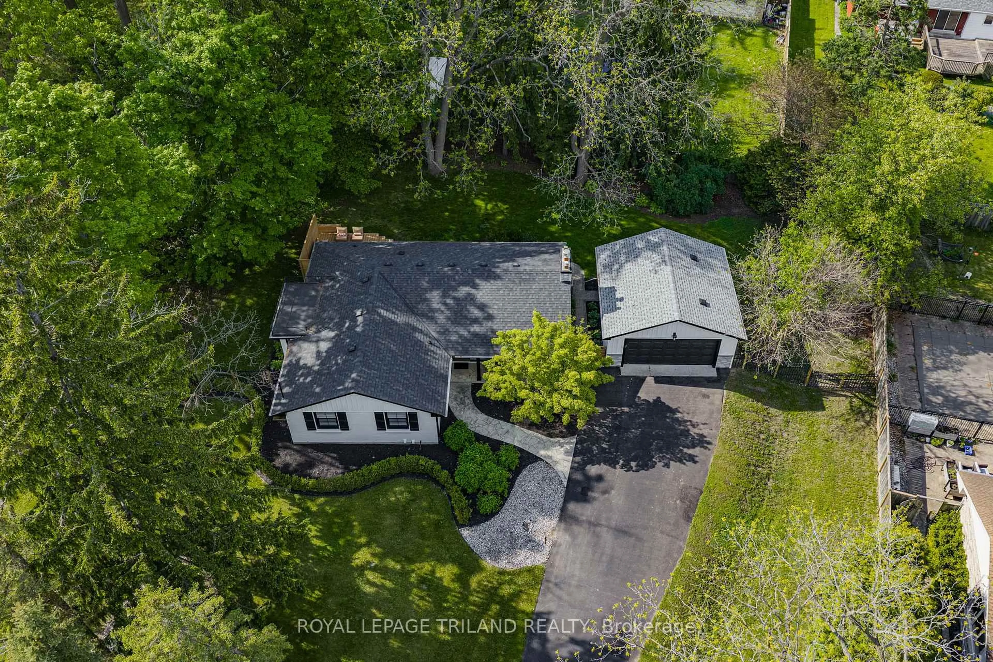 A pic from outside/outdoor area/front of a property/back of a property/a pic from drone, street for 795 Commissioners Rd, London South Ontario N6K 1C1