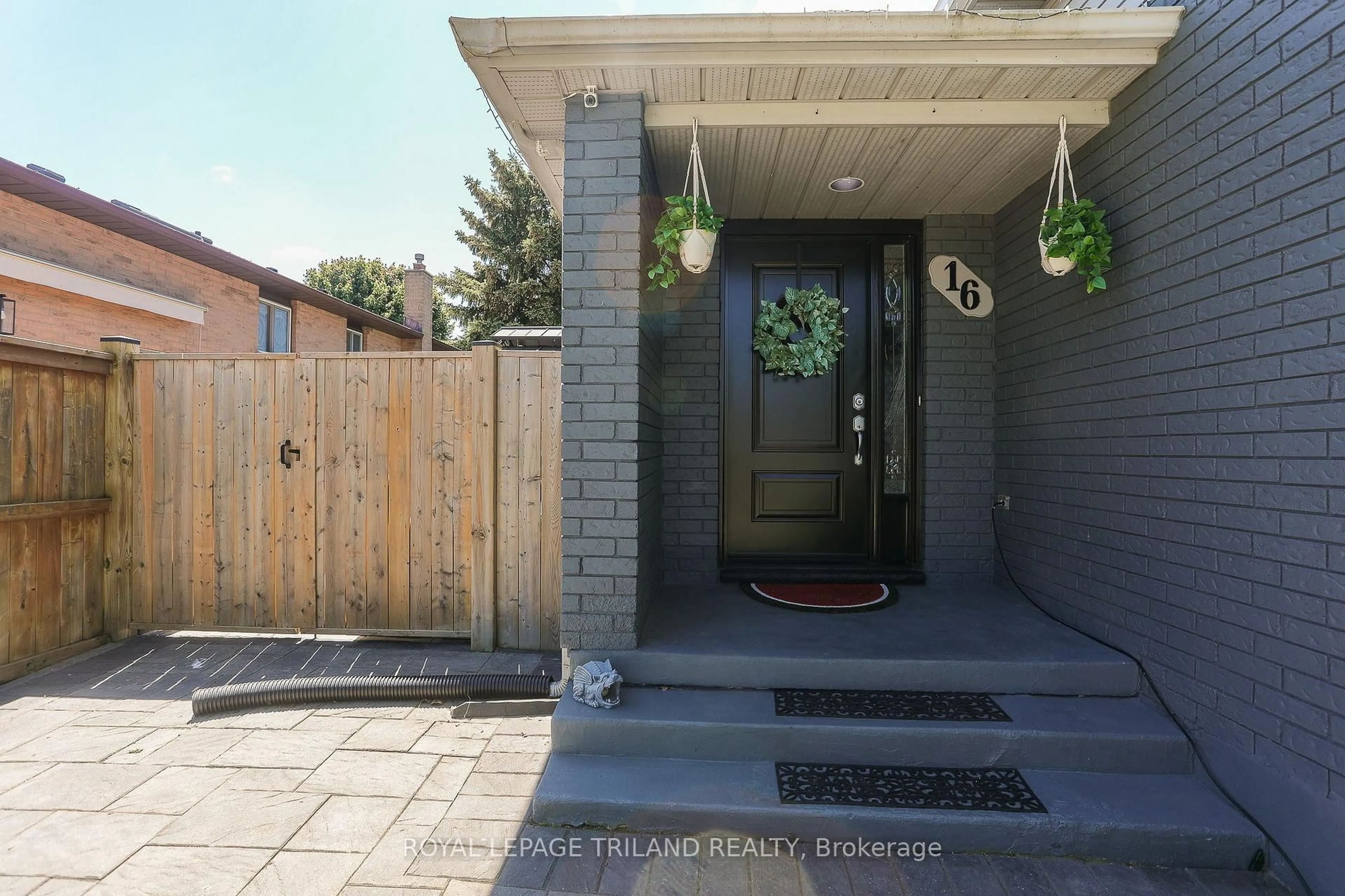 Indoor entryway for 16 Blanchard Cres, London North Ontario N6G 4E2