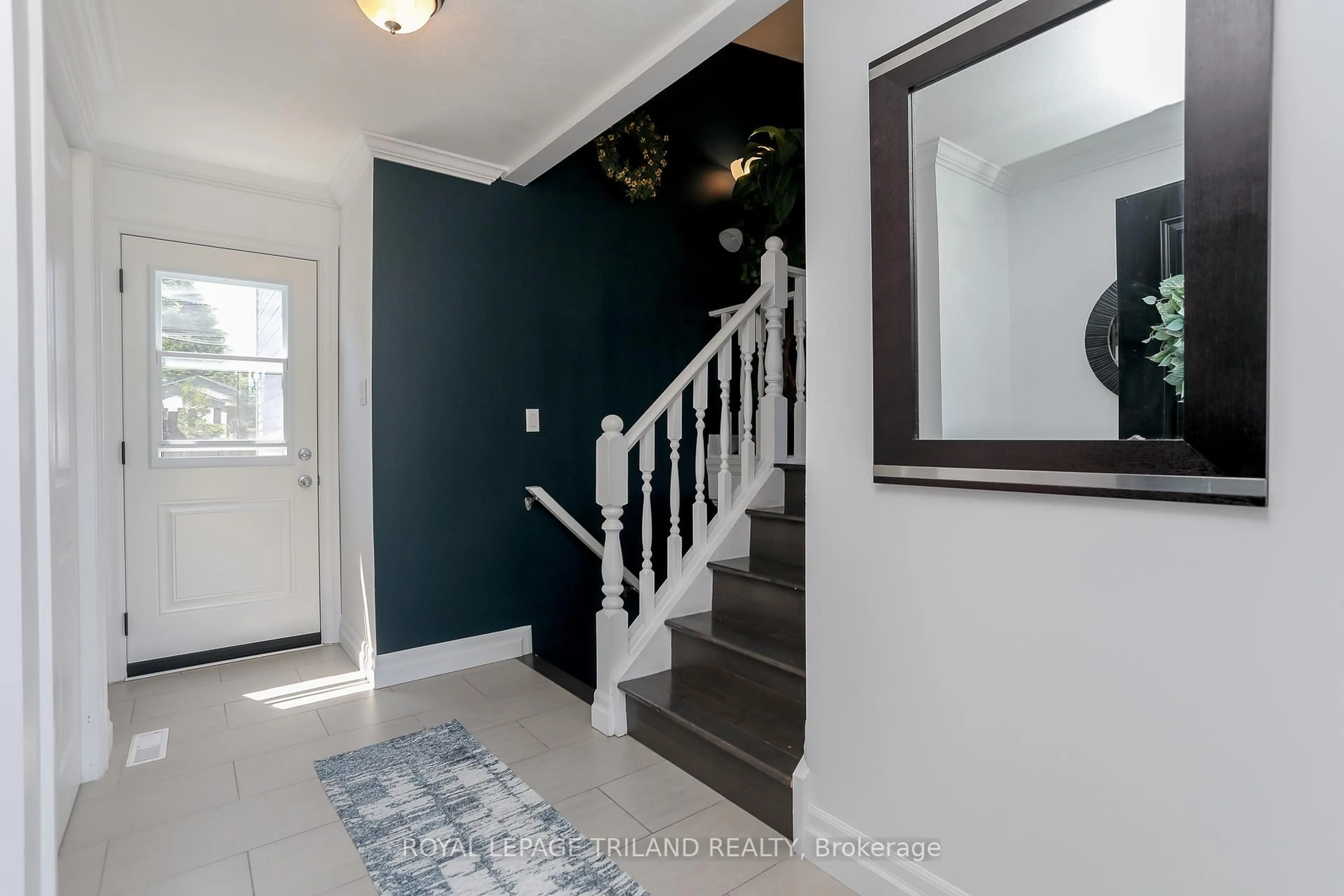 Indoor entryway for 16 Blanchard Cres, London North Ontario N6G 4E2