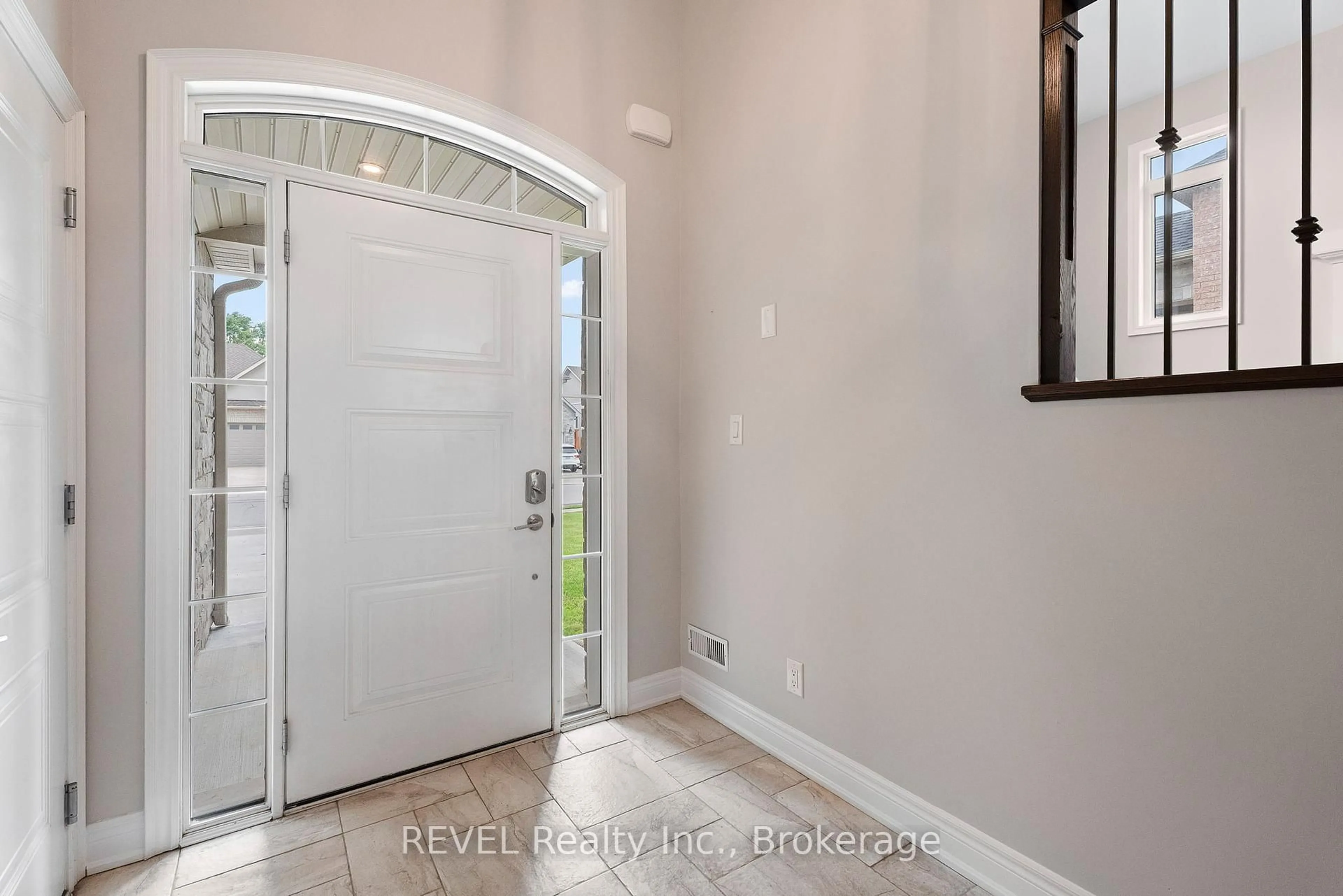Indoor entryway for 6464 Sam Iorfida Dr, Niagara Falls Ontario L2G 0H5