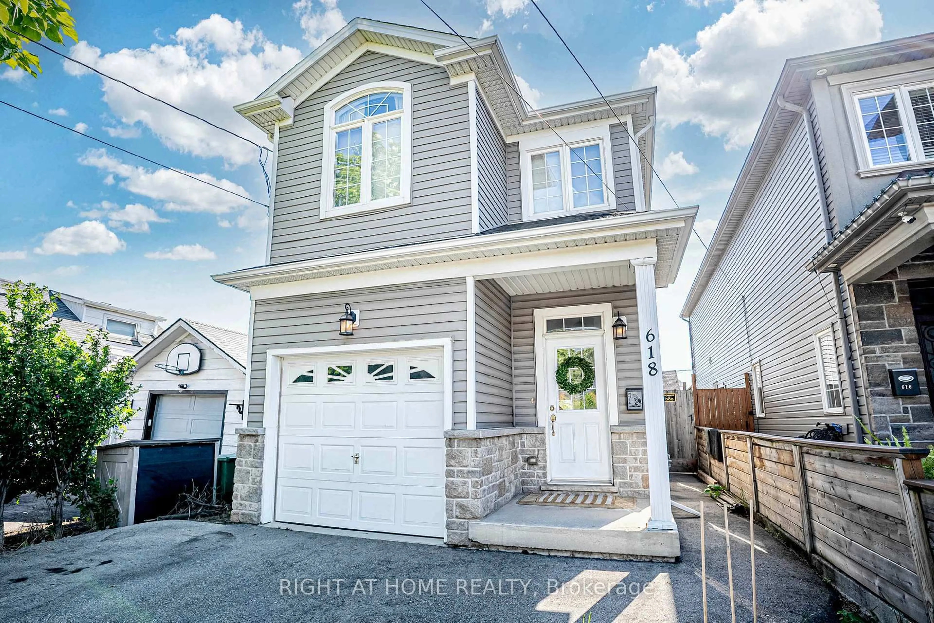 Home with vinyl exterior material, street for 618 Knox Ave, Hamilton Ontario L8H 6K3