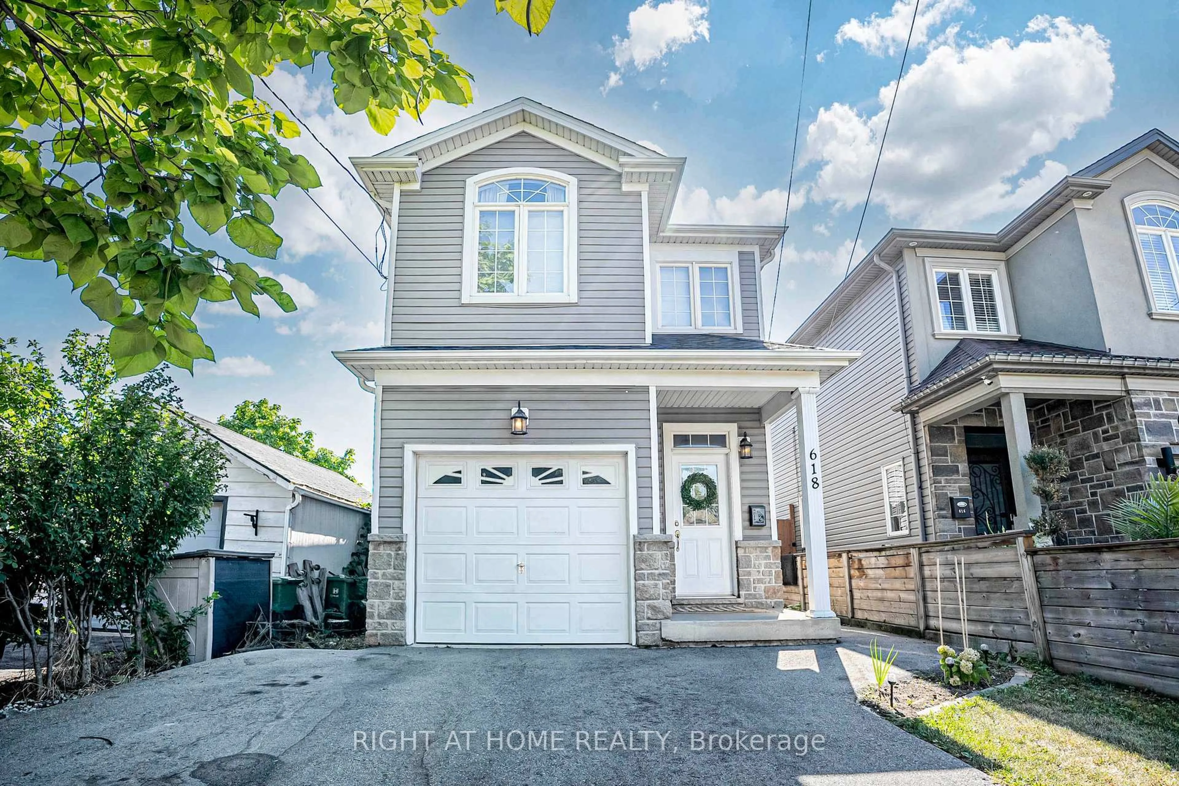 Home with vinyl exterior material, street for 618 Knox Ave, Hamilton Ontario L8H 6K3
