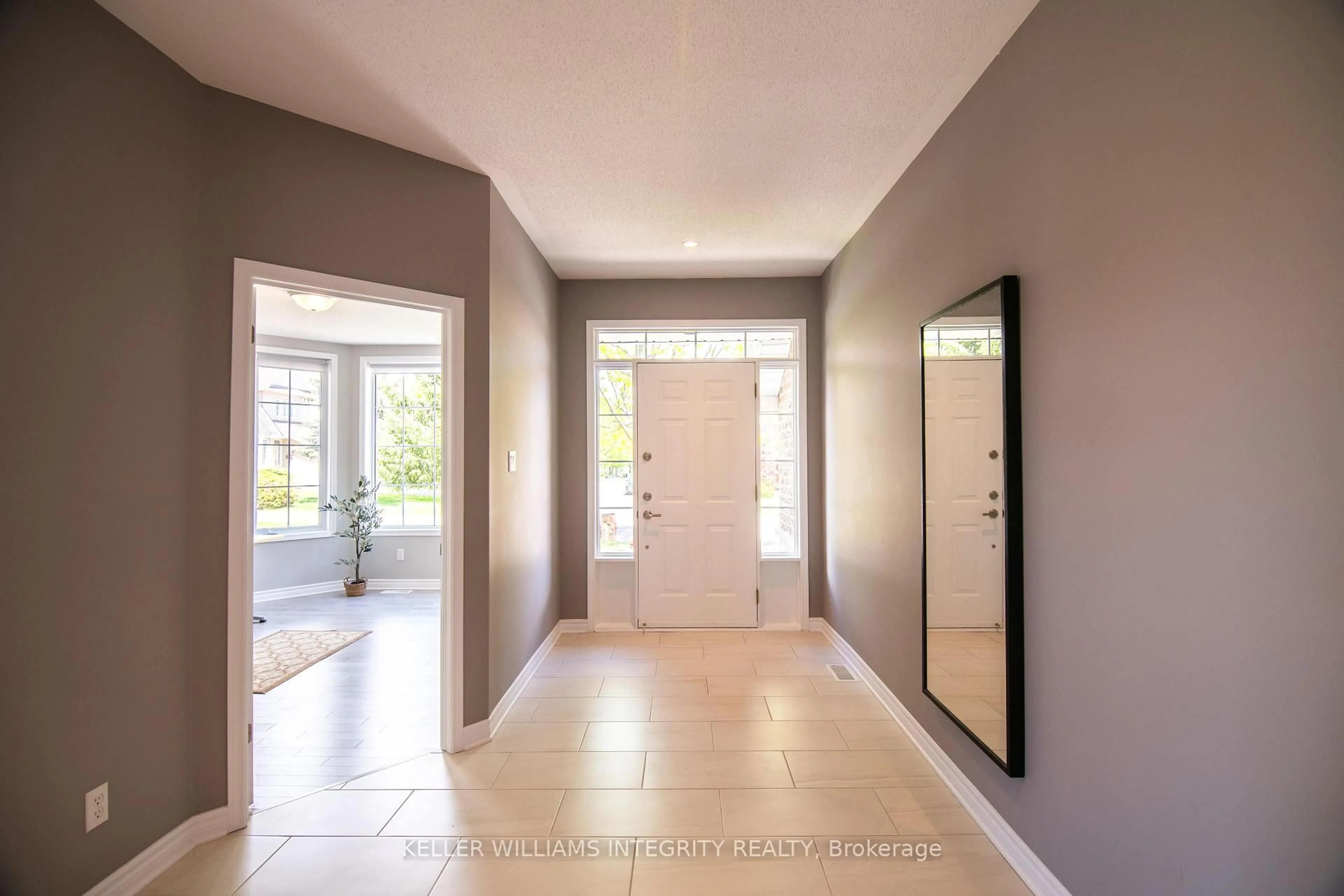 Indoor entryway for 34 Keighley Circ, Ottawa Ontario K2K 3H8