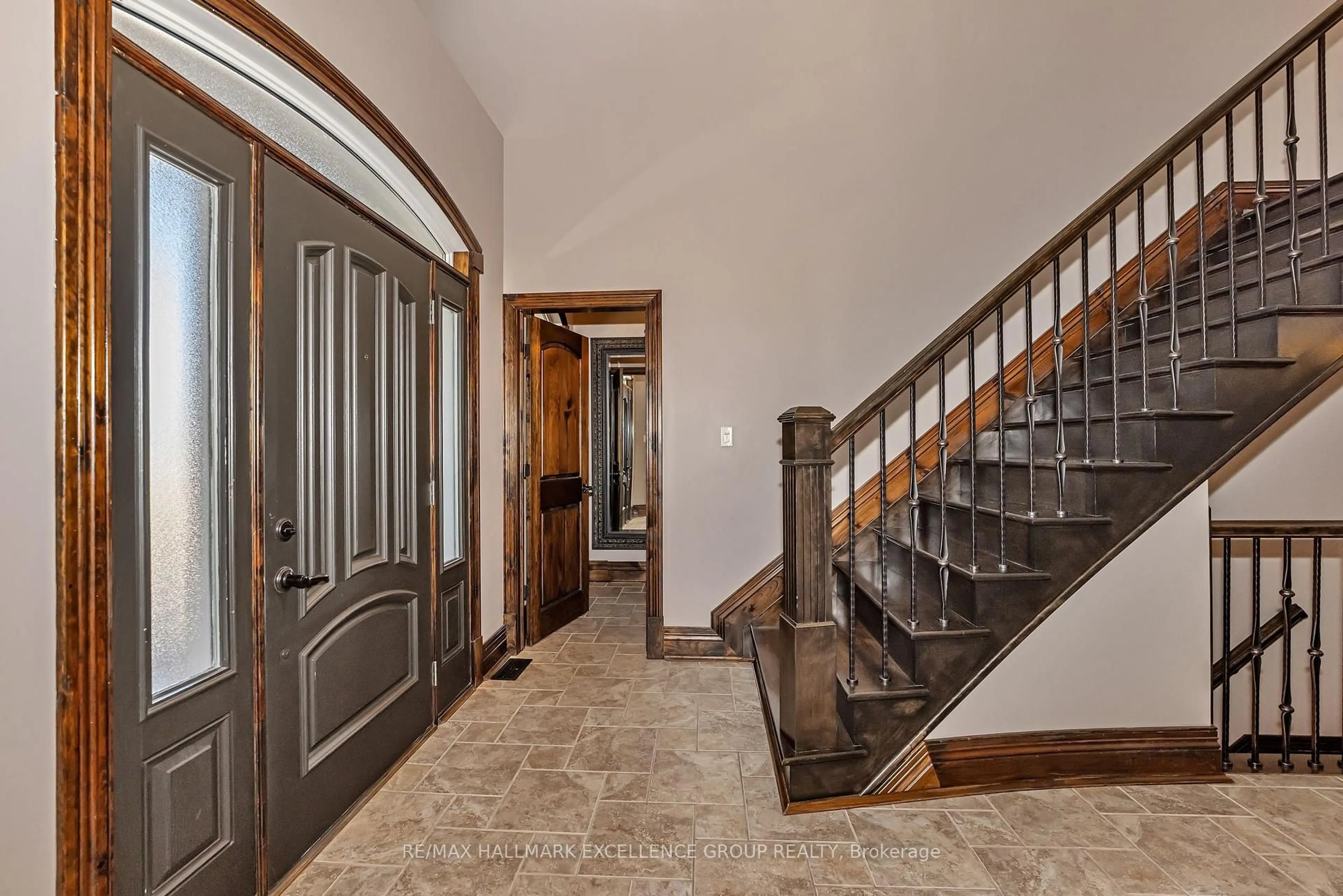 Indoor foyer for 519 Emerald St, Clarence-Rockland Ontario K4K 0C1