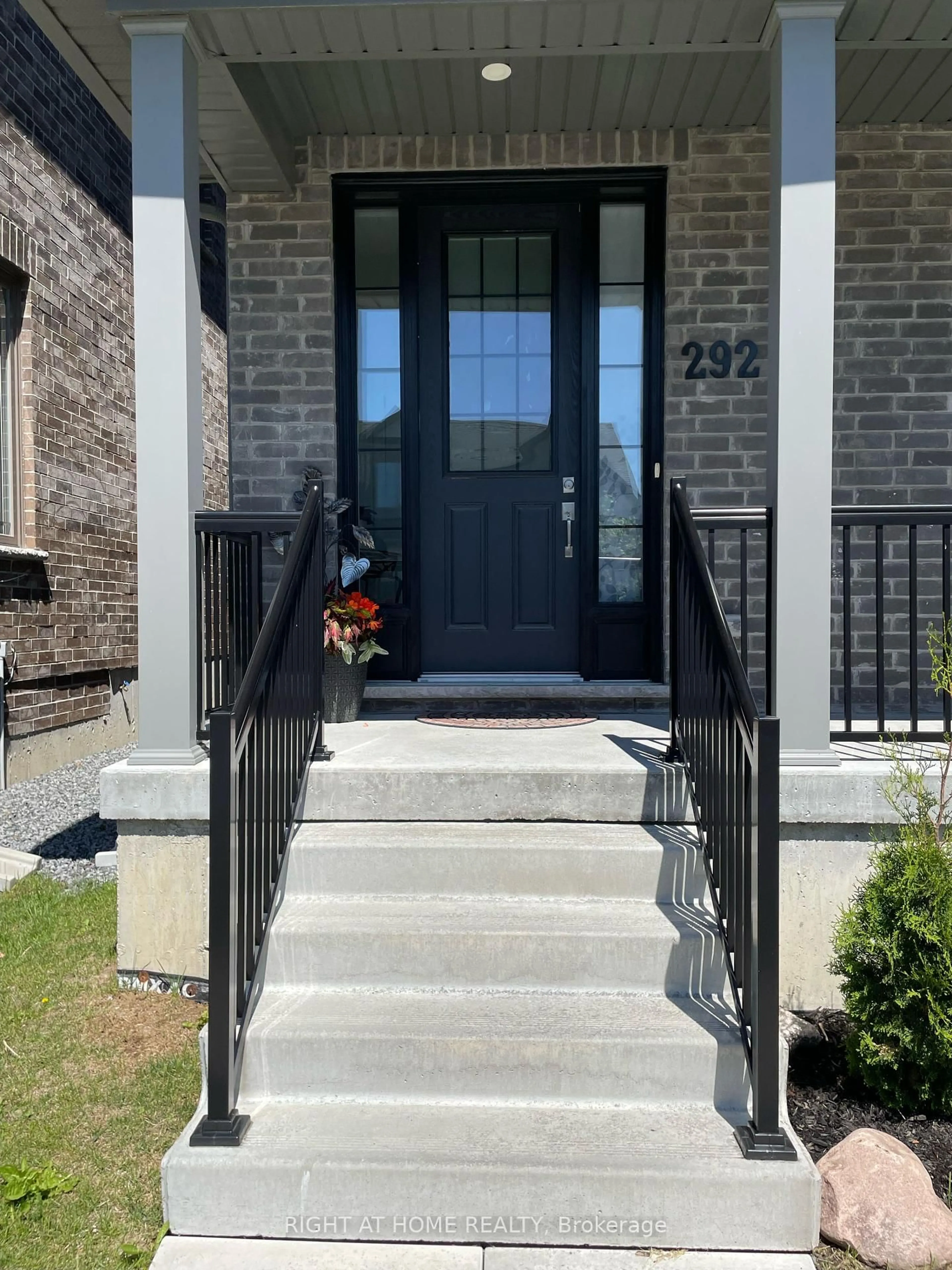 Indoor entryway for 292 Noftall Gdns, Peterborough Ontario K9H 0G4