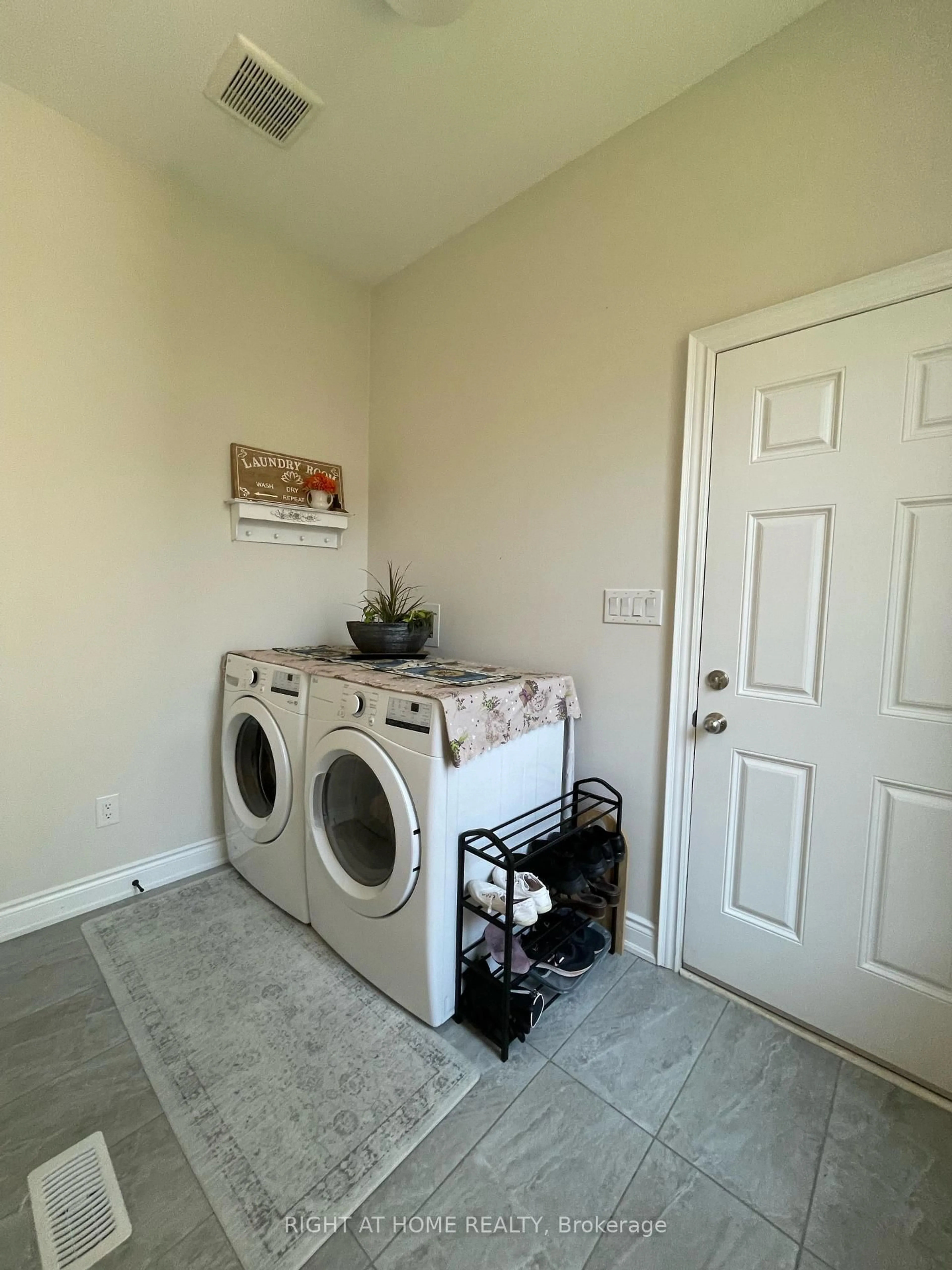 Laundry room for 292 Noftall Gdns, Peterborough Ontario K9H 0G4