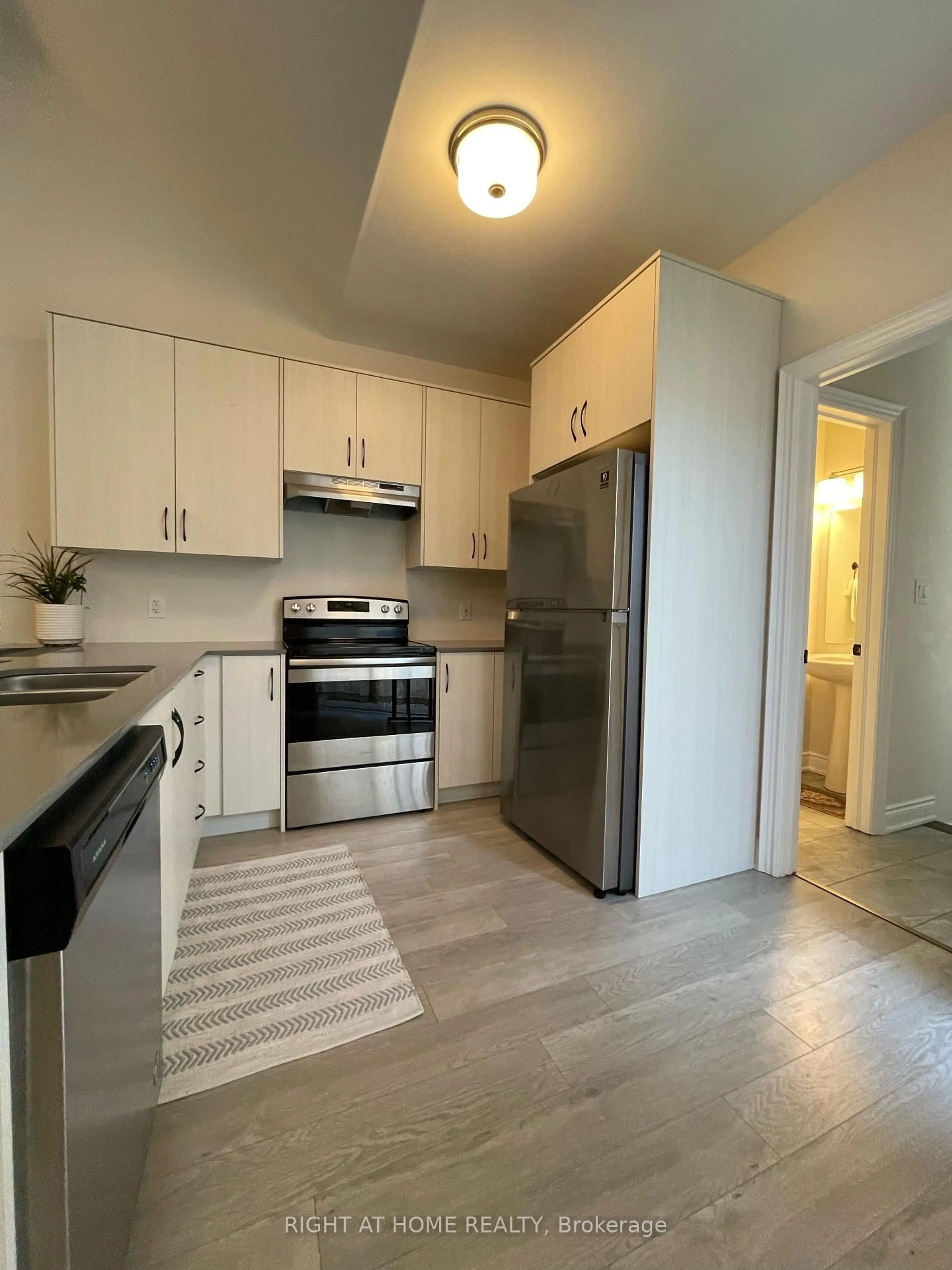 Standard kitchen, unknown for 292 Noftall Gdns, Peterborough Ontario K9H 0G4