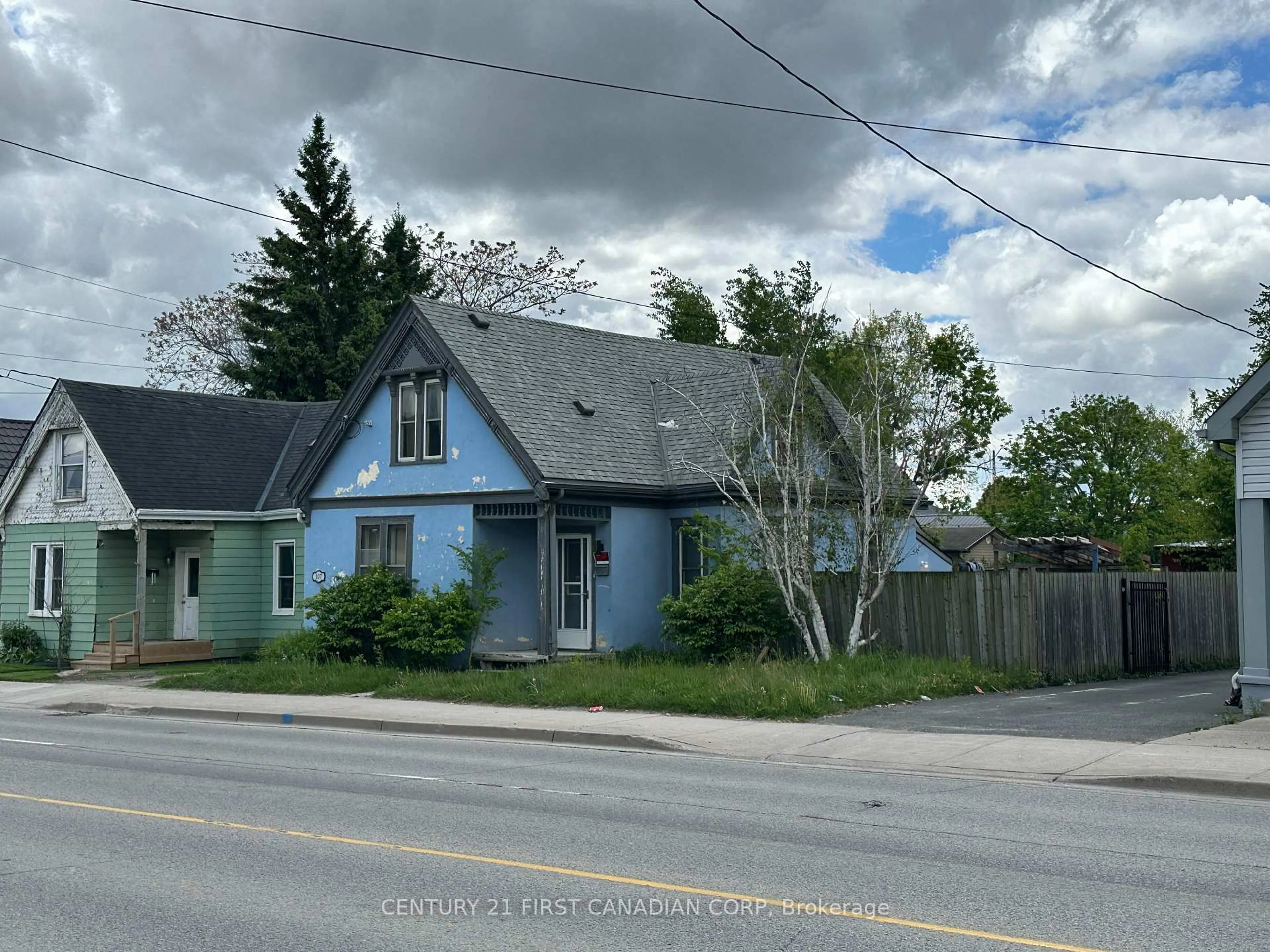 A pic from outside/outdoor area/front of a property/back of a property/a pic from drone, street for 107 Adelaide St, London East Ontario N6B 3G7