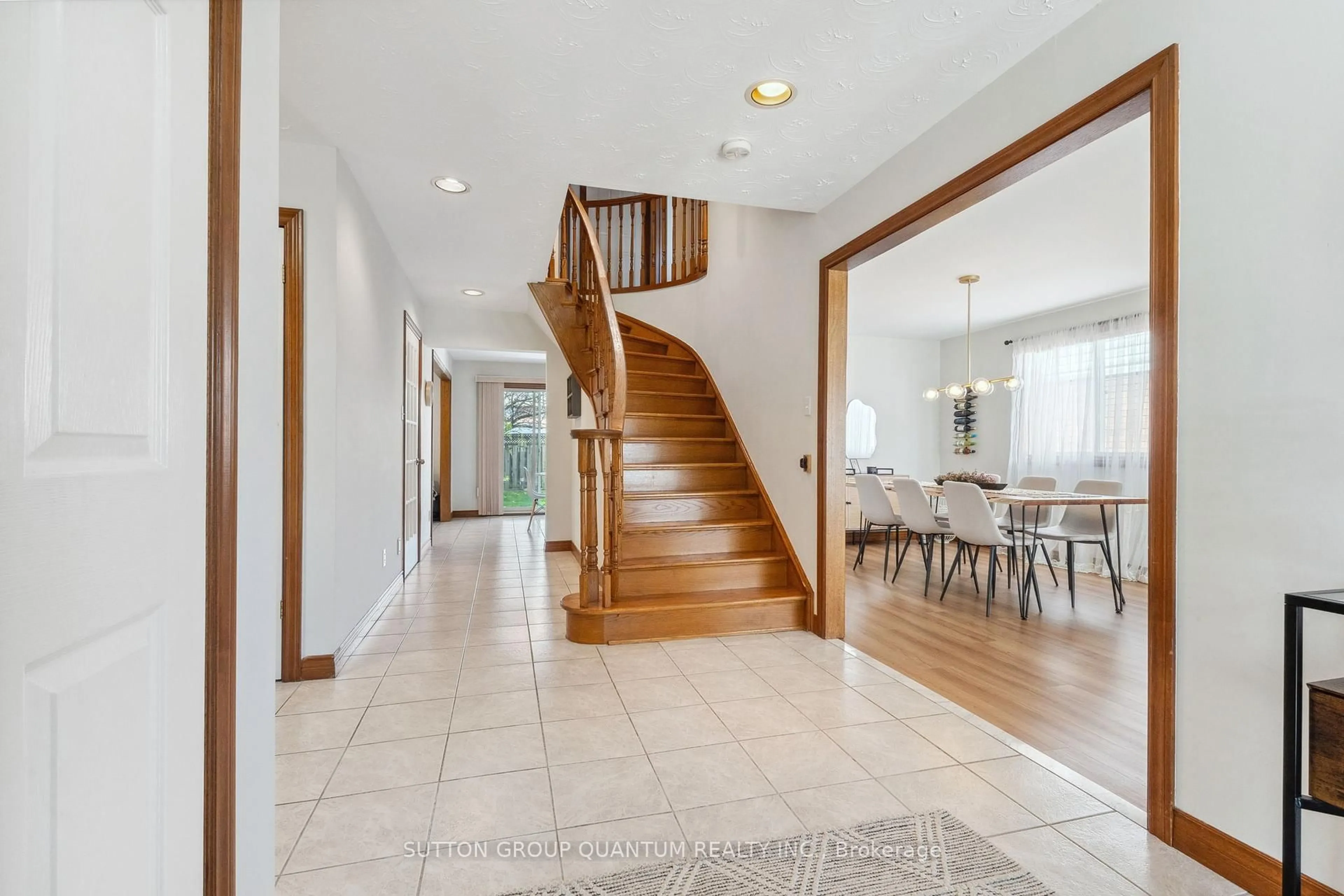 Indoor foyer for 95 Gatestone Dr, Hamilton Ontario L8J 2V1